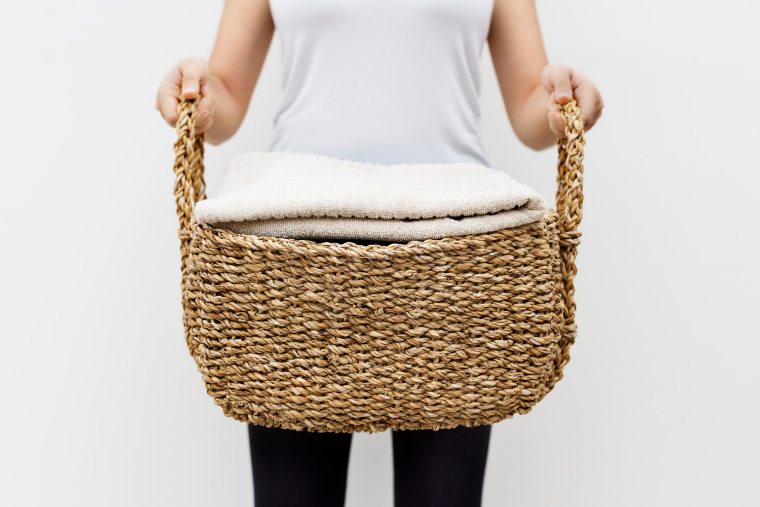 Una mujer con un cesto de la ropa sucia | Fuente: Freepik