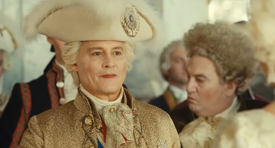 Johnny Depp como el rey Luis XV en la película "Jeanne Du Barry" | Foto: YouTube/PalaceFilms