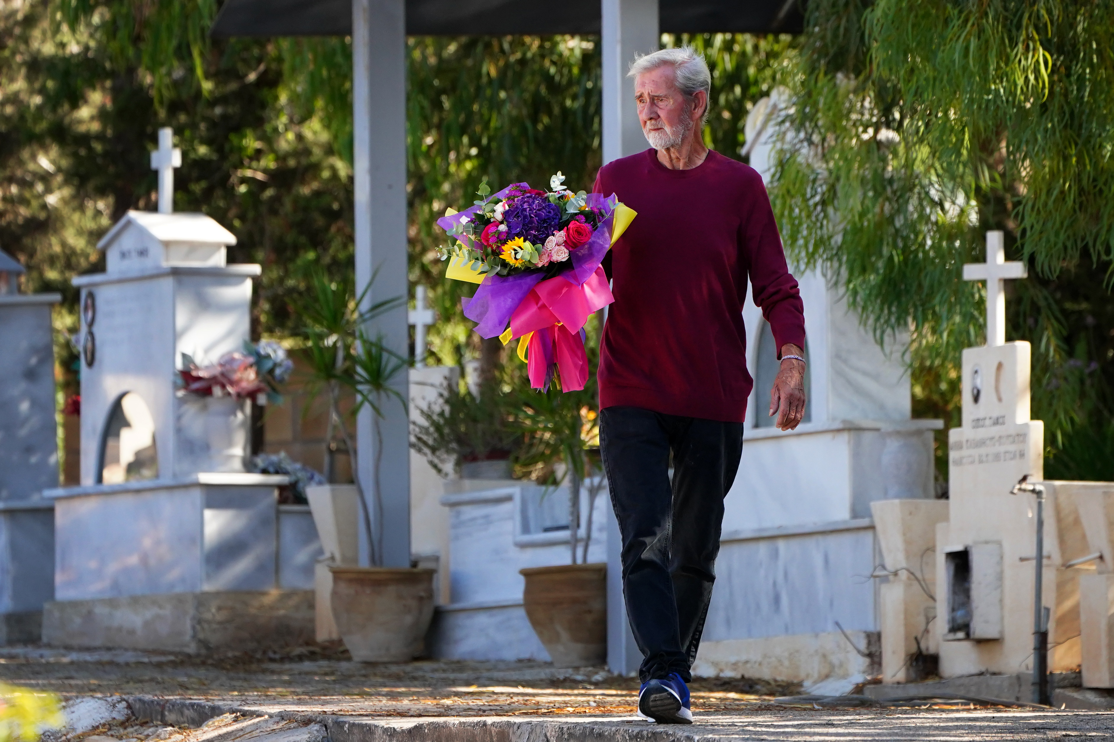 David Hunter con flores junto a la tumba de su esposa el 1 de agosto de 2023 | Foto: Getty Images