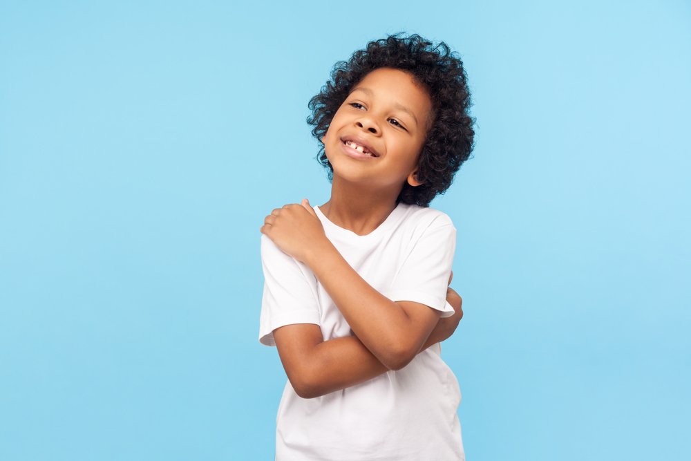 Niño sonriente y seguro de sí mismo. | Foto: Shutterstock