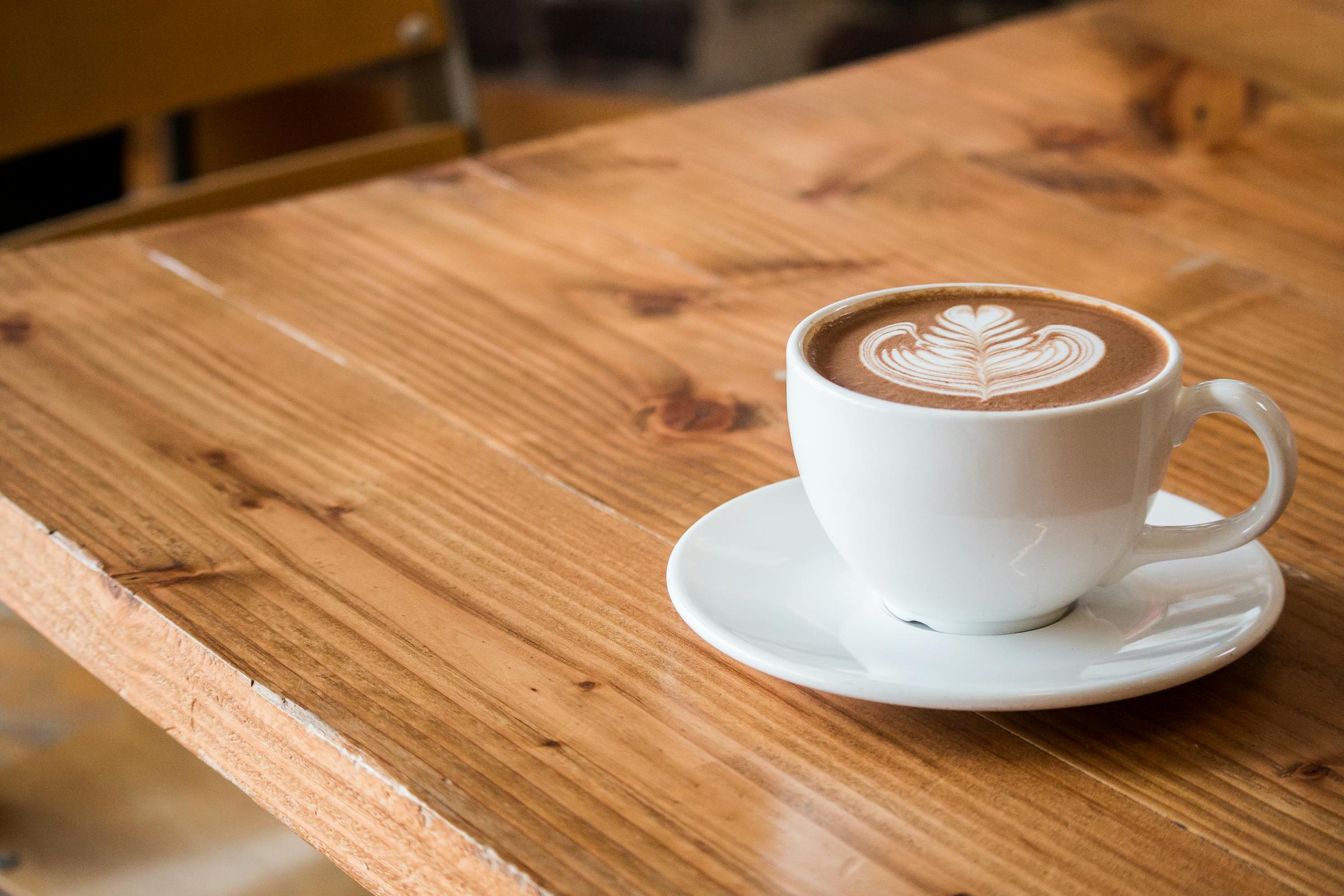 Una taza de café sobre una mesa | Fuente: Pexels