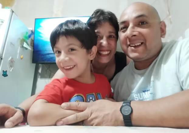 Micaela y su familia. | Foto: Facebook.com/Vía Paraná