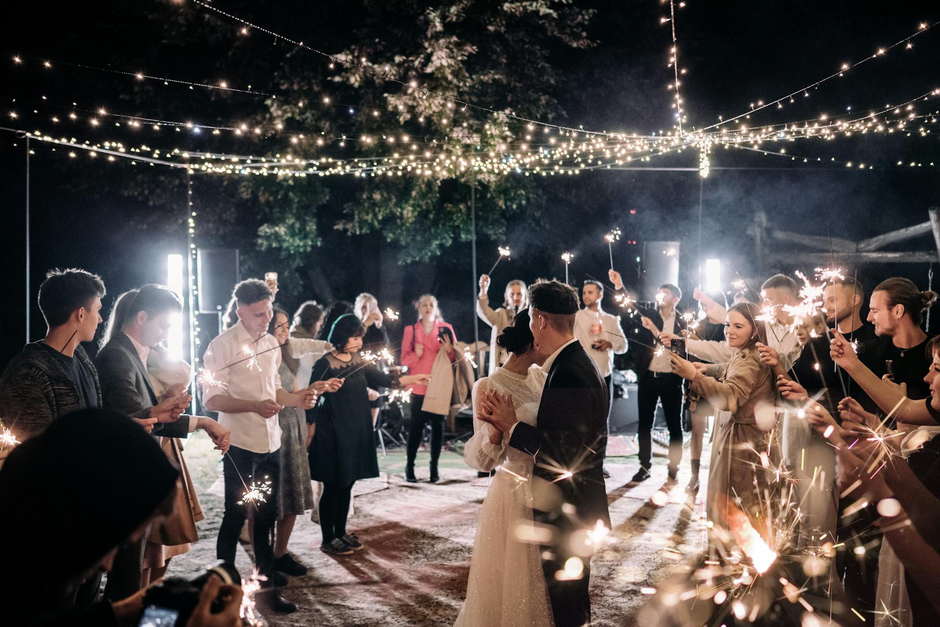 Invitados celebrando con los novios | Fuente: Pexels