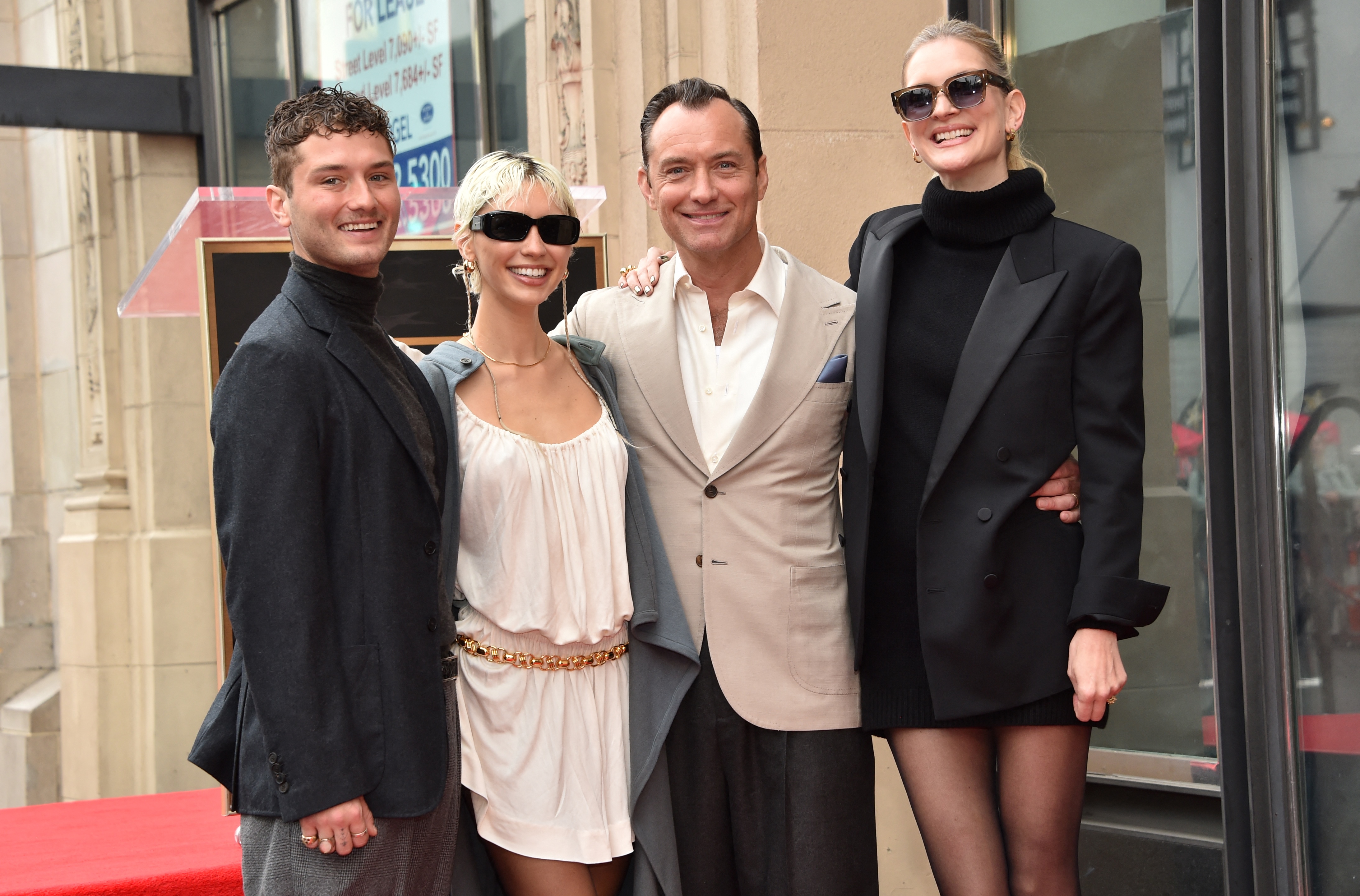 Raff, Iris, Jude Law y Phillipa Coan fotografiados el 12 de diciembre de 2024 | Fuente: Getty Images