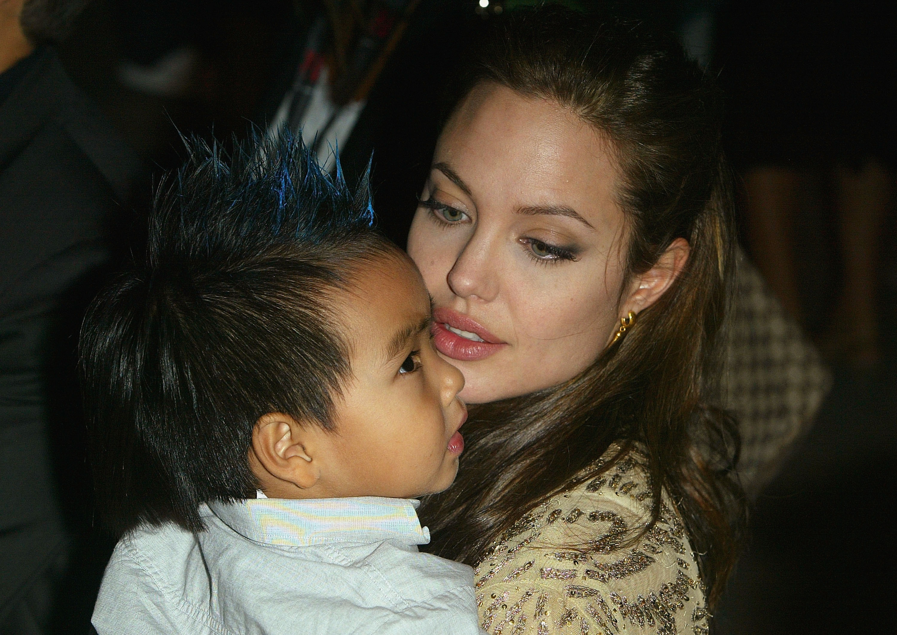 Angelina Jolie y su hijo Maddox asisten al estreno mundial de "Shark Tale" el 10 de septiembre de 2004 en Venecia, Italia | Fuente: Getty Images