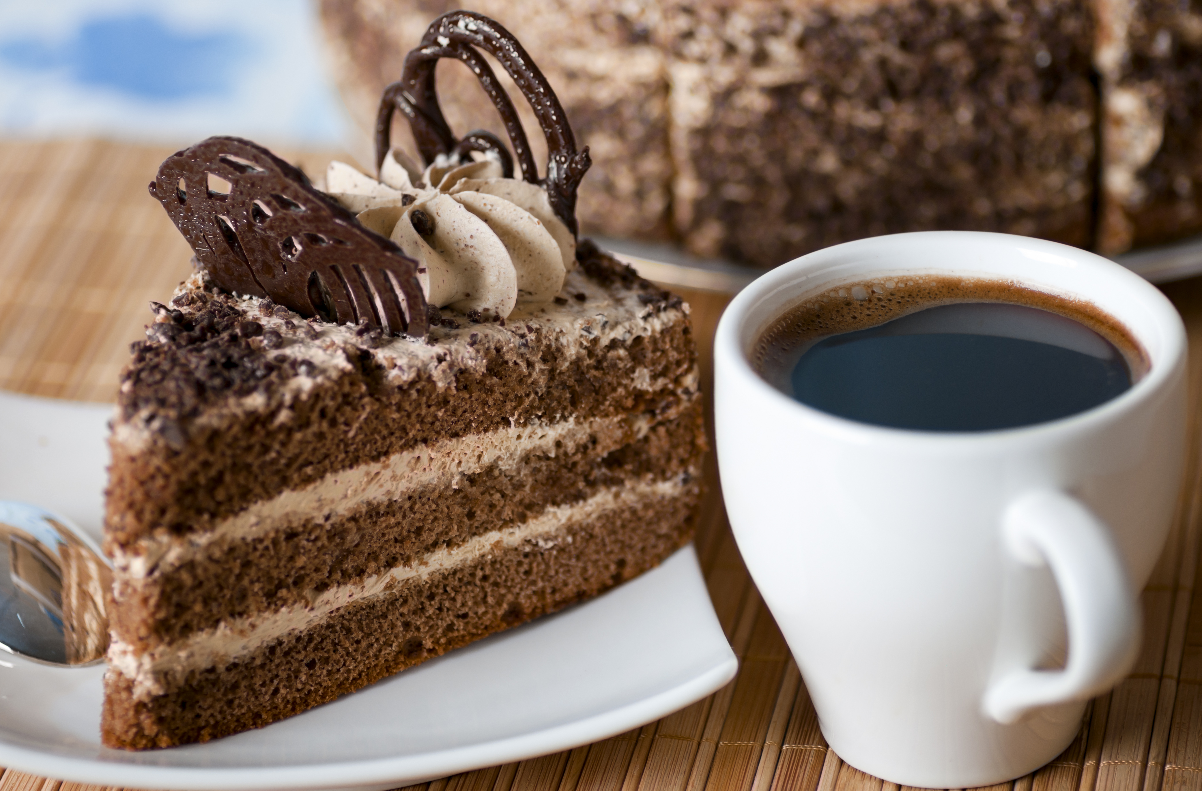 Taza de café y porción de pastel de chocolate | Foto: Shutterstock