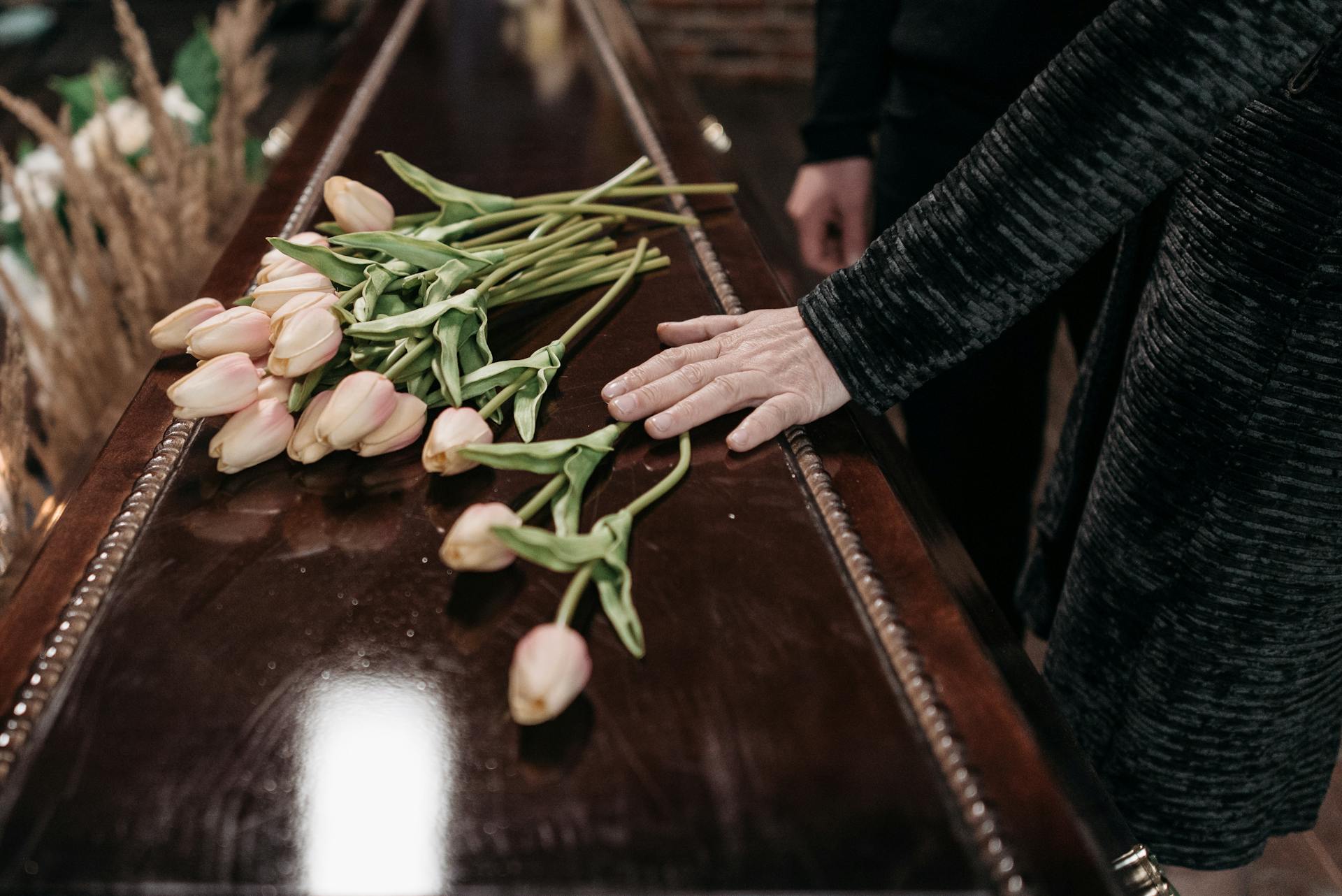 Flores sobre un ataúd | Fuente: Pexels