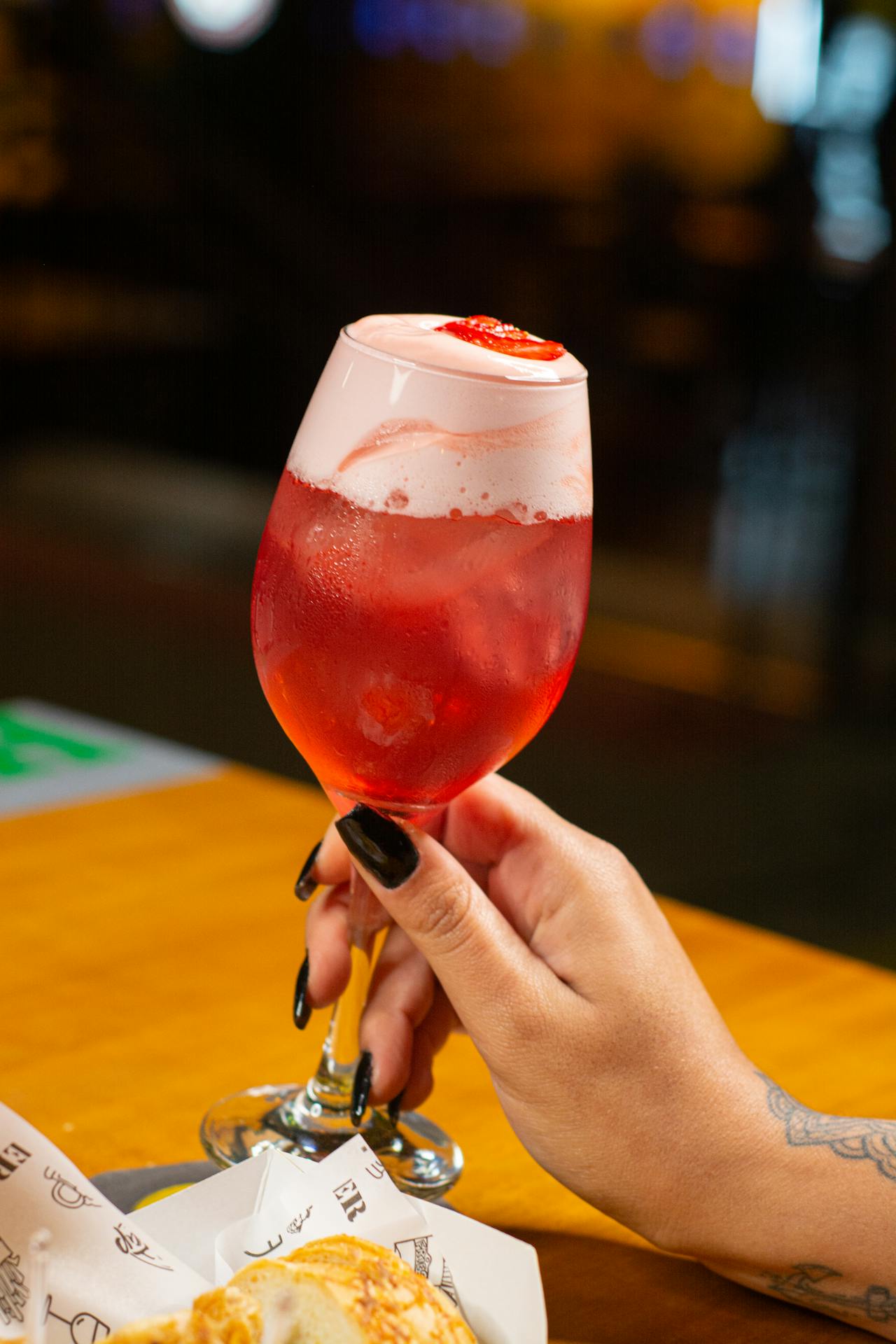 Una mujer con un vaso de jugo en la mano | Fuente: Pexels