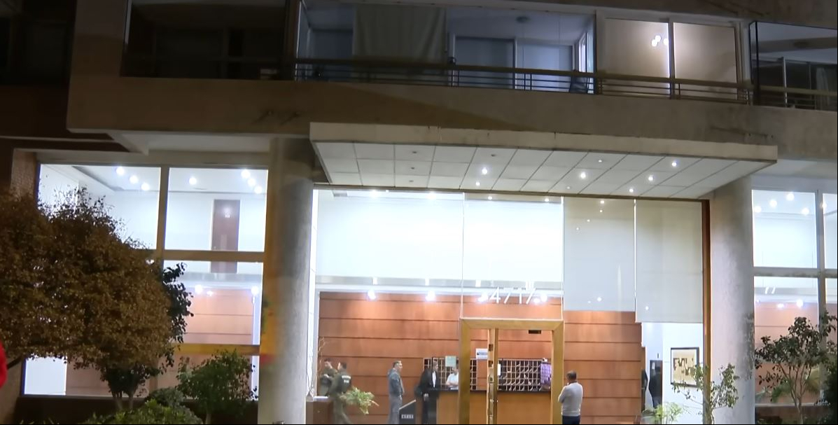 Entrada del edificio desde donde cayó la niña | Fuente: YouTube/@T13_cl