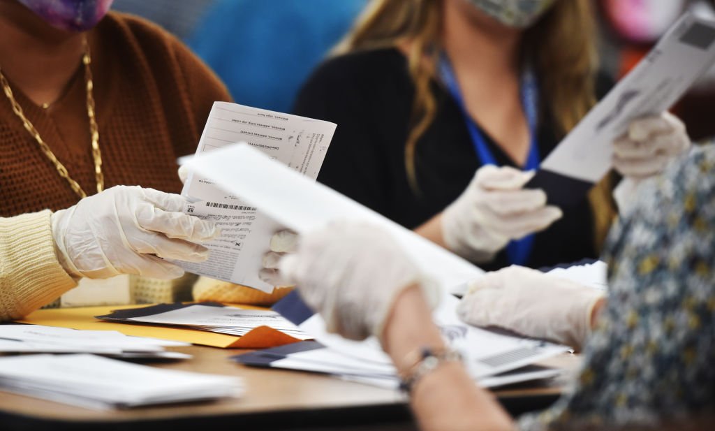 Empleados del condado de Luzerne, Pensilvania, con las boletas electorales. | Foto: Getty Images