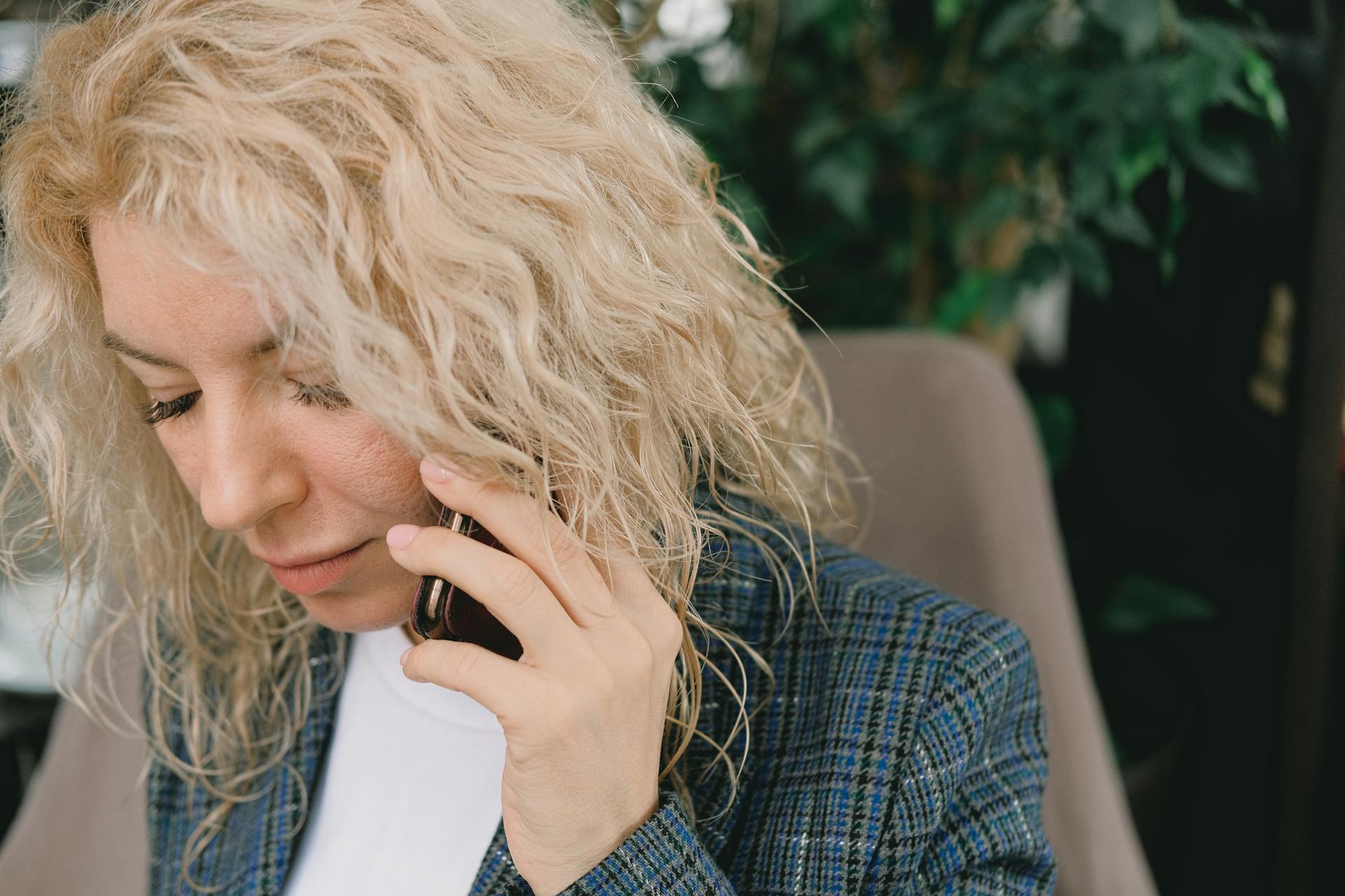 Una mujer en una llamada telefónica | Fuente: Pexels