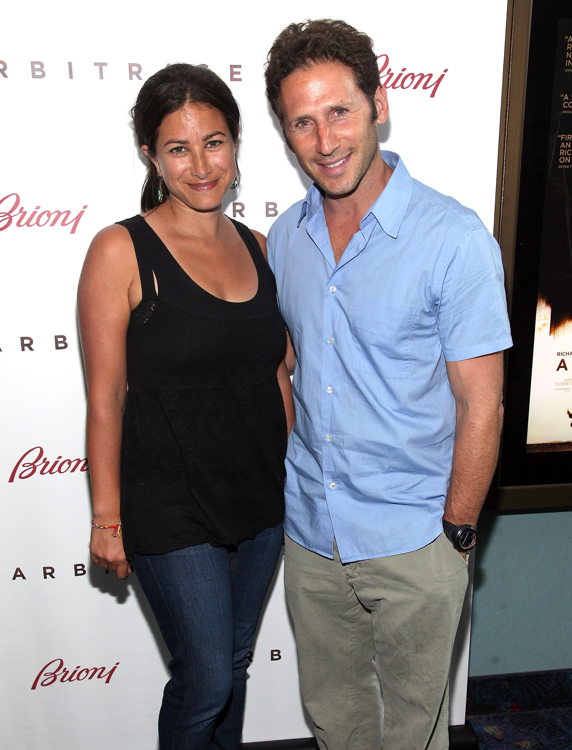 Dana Klein y Mark Feuerstein en la proyección de "Arbitrage" en el Teatro UA East Hampton el 12 de agosto de 2012 en East Hampton, Nueva York. | Fuente: Getty Images