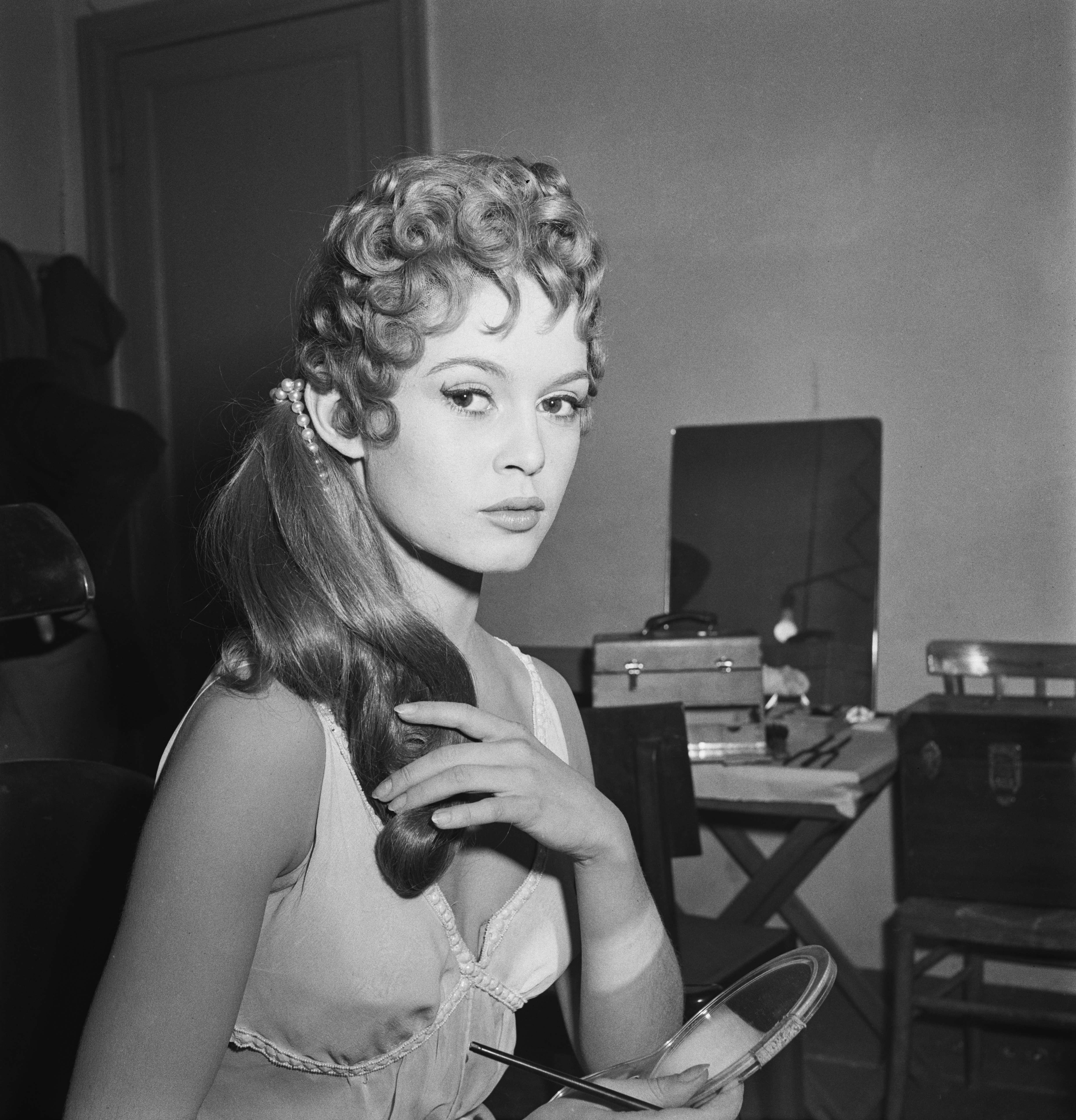 Brigitte Bardot durante el rodaje de "Nero's Weekend", en los estudios Cinecitta el 1 de enero de 1956 en Roma, Italia. | Foto: Getty Images