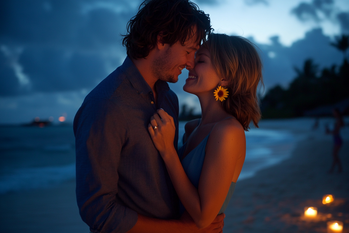 Pareja sonriente y abrazada en la playa por la noche tras comprometerse | Fuente: Midjourney