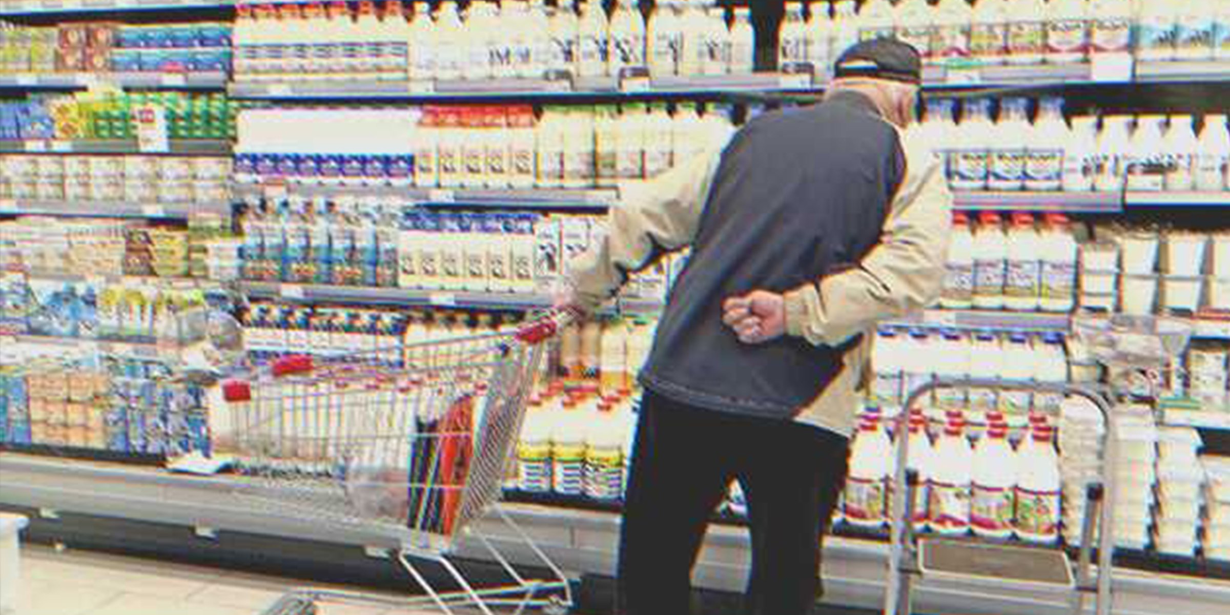 Un hombre mayor en el supermercado | Foto: Shutterstock