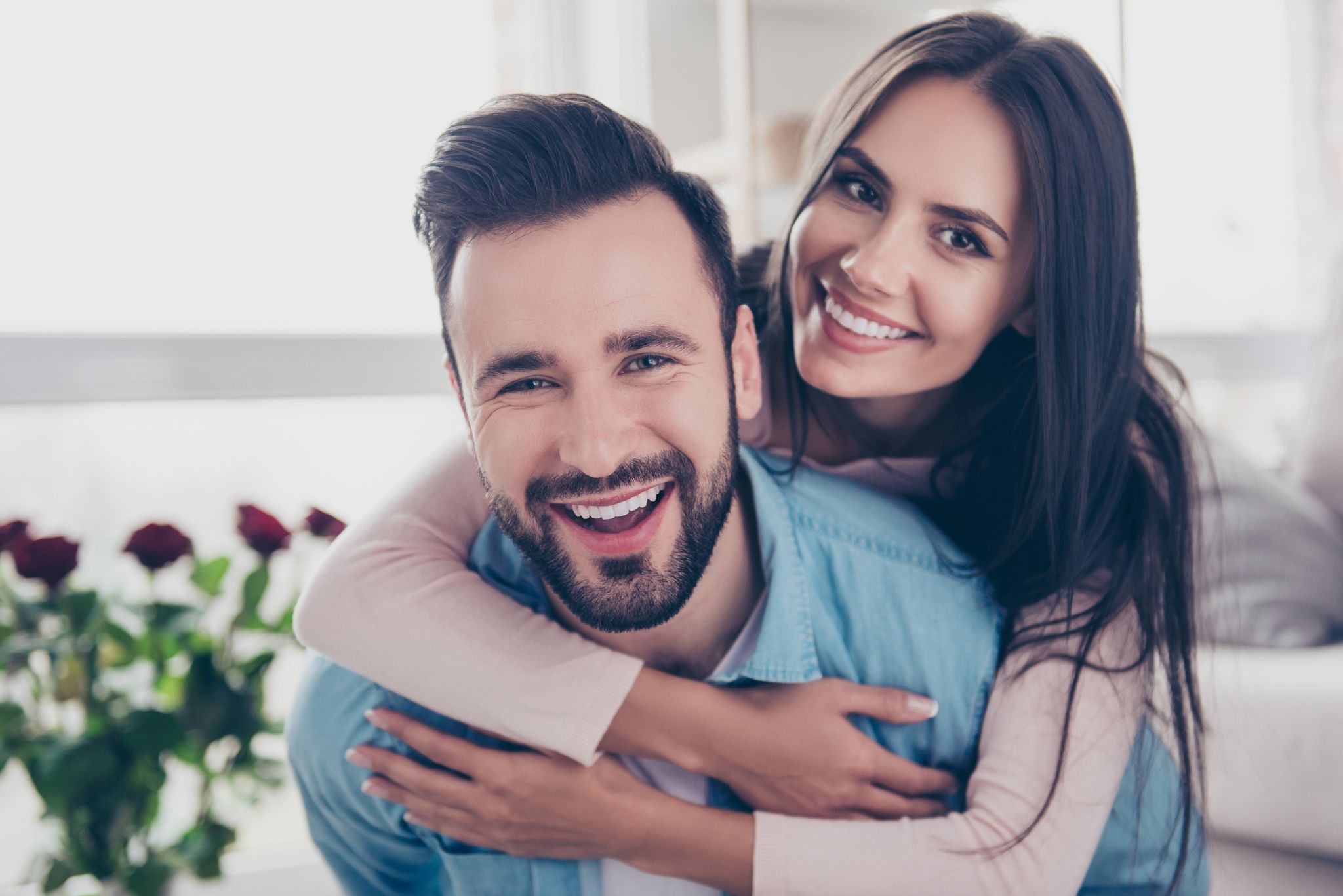 Una pareja sonriendo en casa. | Foto: Shutterstock