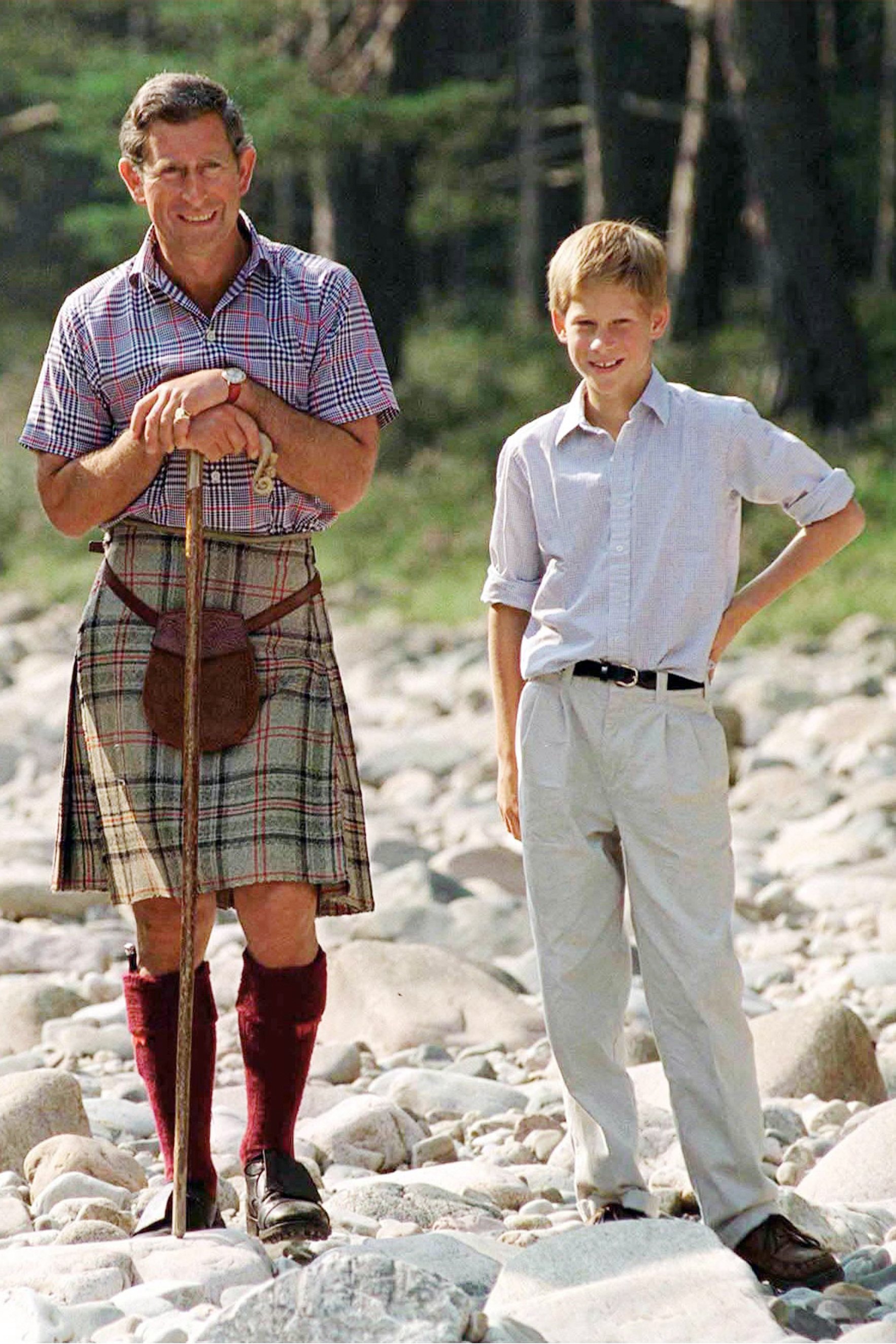 El príncipe Charles y el príncipe Harry en Polvier, junto al río Dee, en la finca del castillo de Balmoral, el 12 de agosto de 1997. | Fuente: Getty Images