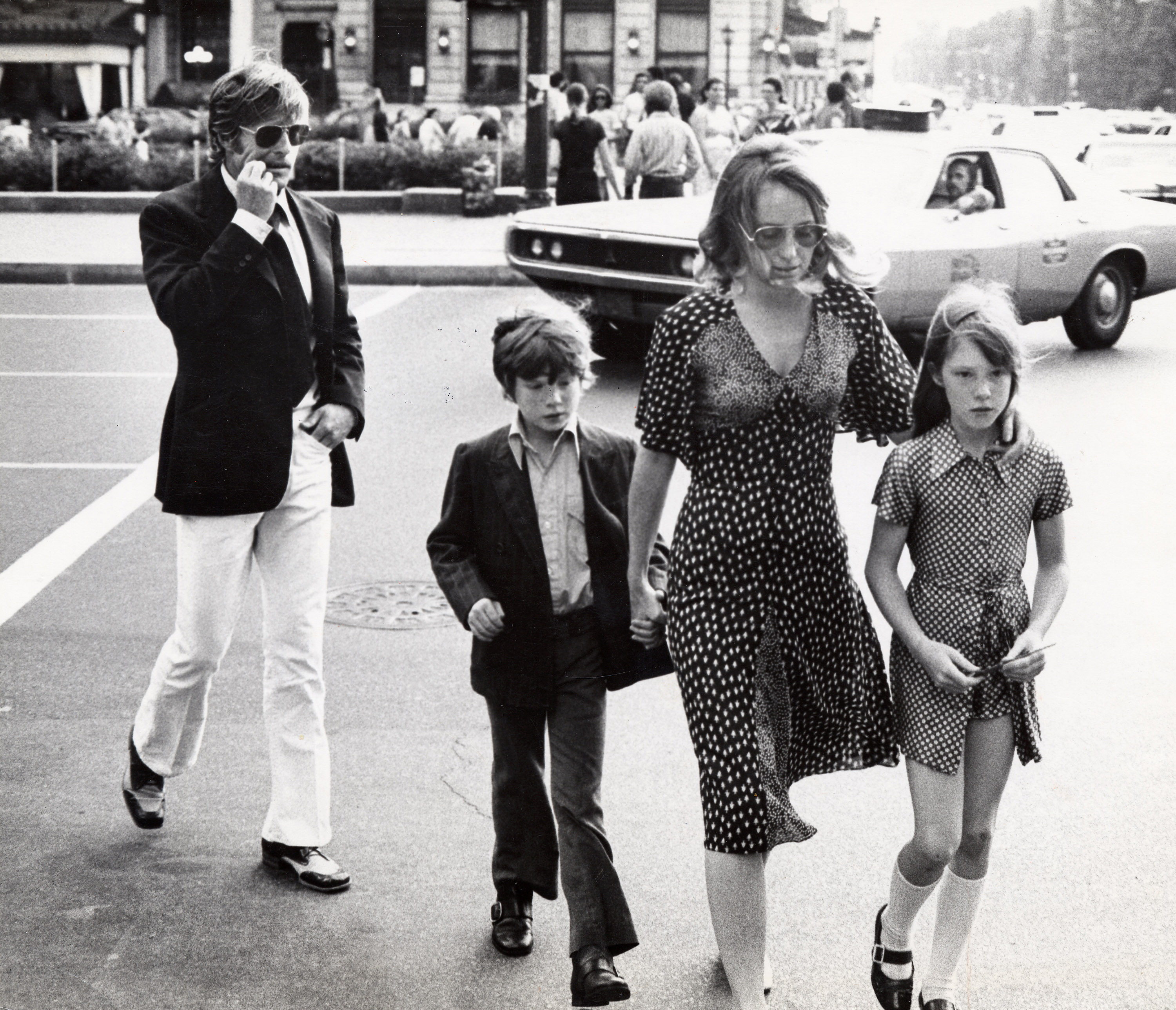 Robert Redford y Lola Van Wagenen con sus dos hijos, vistos el 24 de junio de 1971 | Fuente: Getty Images