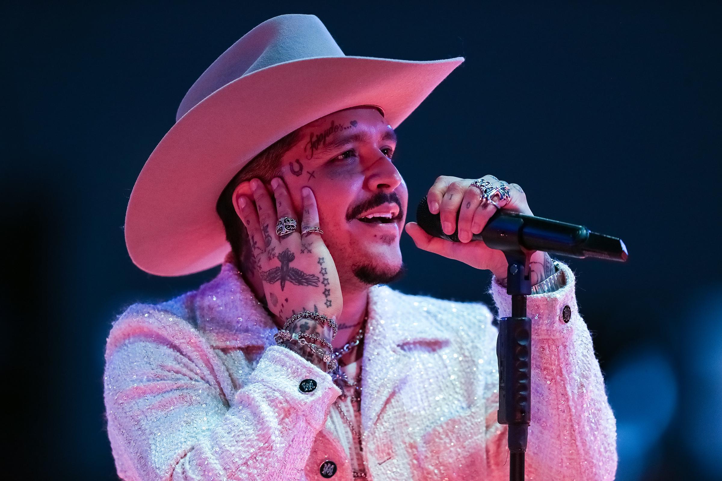 Christian Nodal actúa en el escenario durante su primera actuación del año en la gira 2024 US Tour en el Arena Theatre el 14 de marzo de 2024 en Houston, Texas. | Fuente: Getty Images