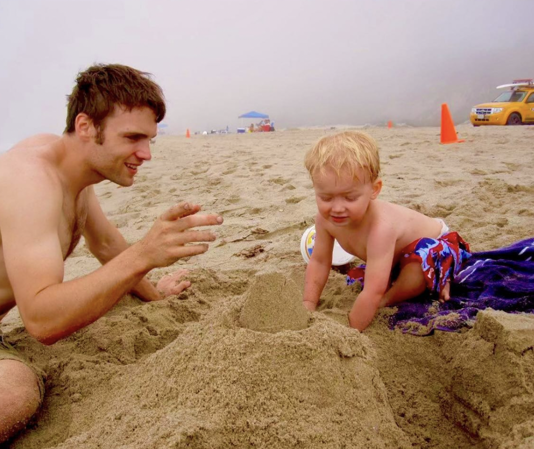 Un joven Theo Norman con su padre, Seth Gabel, de un post fechado el 16 de febrero de 2023 | Fuente: Instagram/stealthgabel