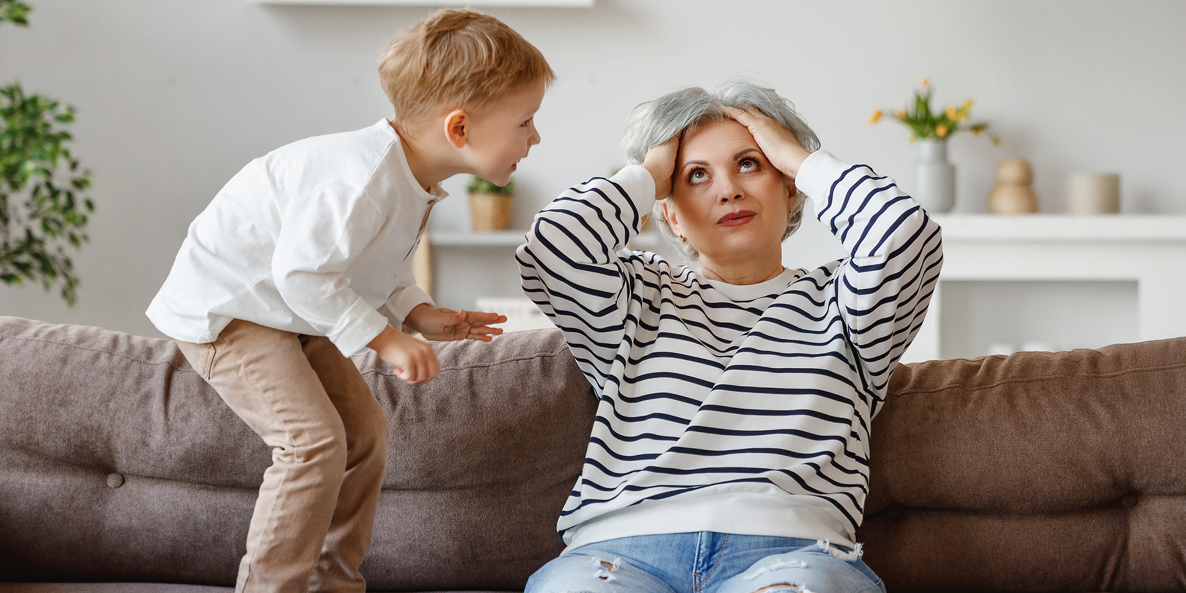 Una mujer frustrada y un niño | Fuente: Shutterstock