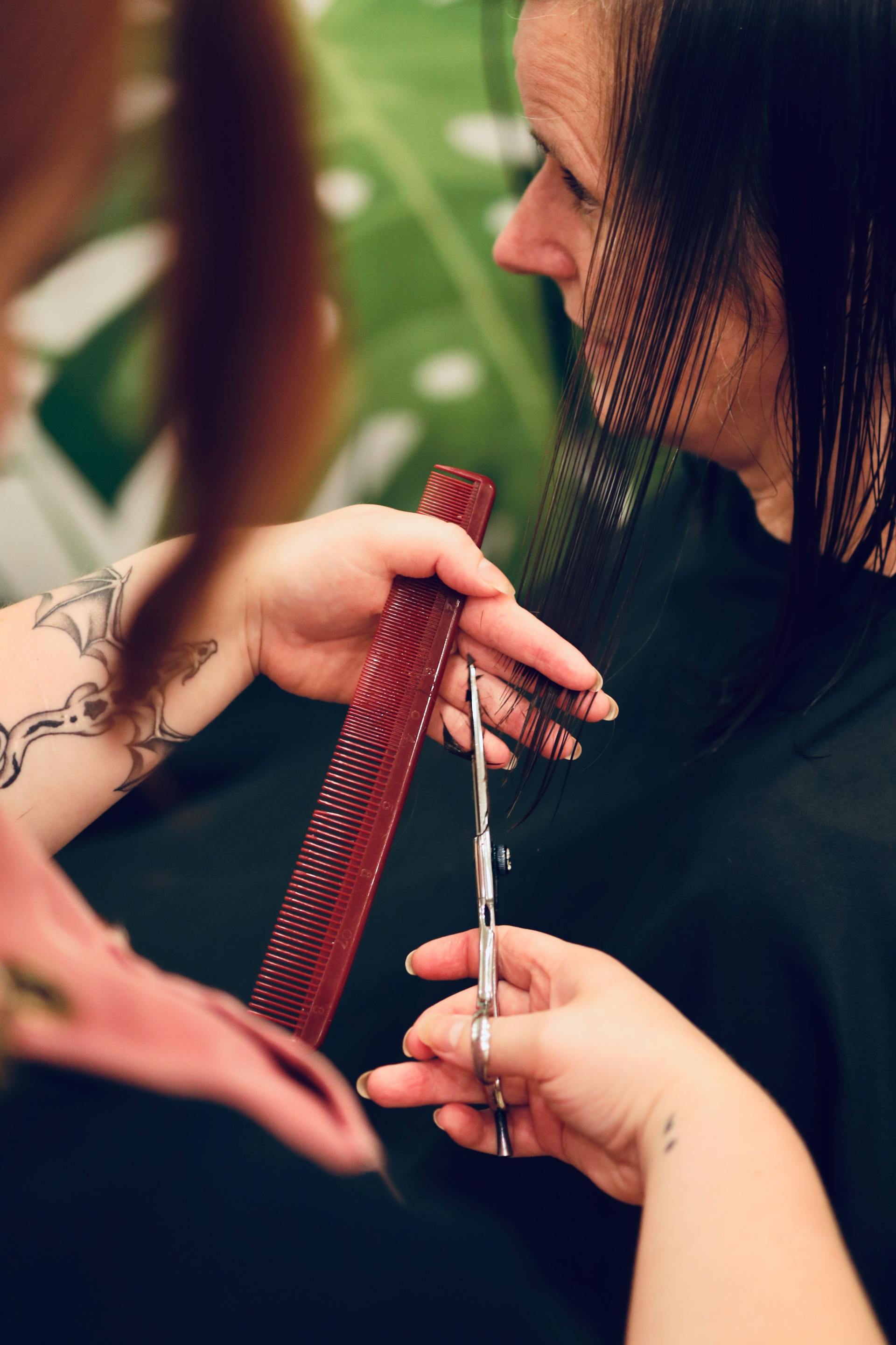 Una mujer cortando el pelo | Fuente: Pexels