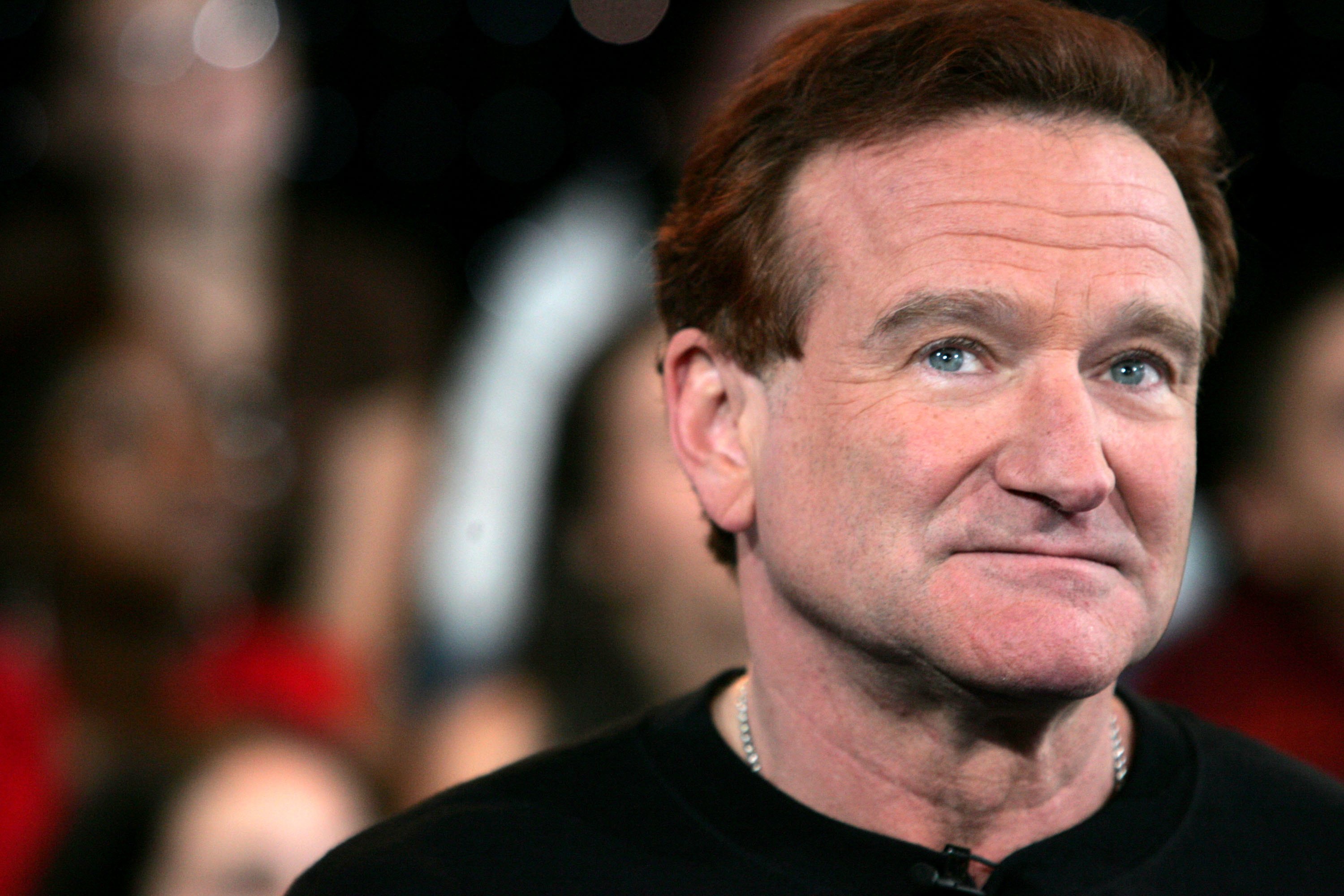 Robin Williams en el escenario durante el programa Total Request Live de MTV el 27 de abril de 2006, en Nueva York | Foto: Getty Images