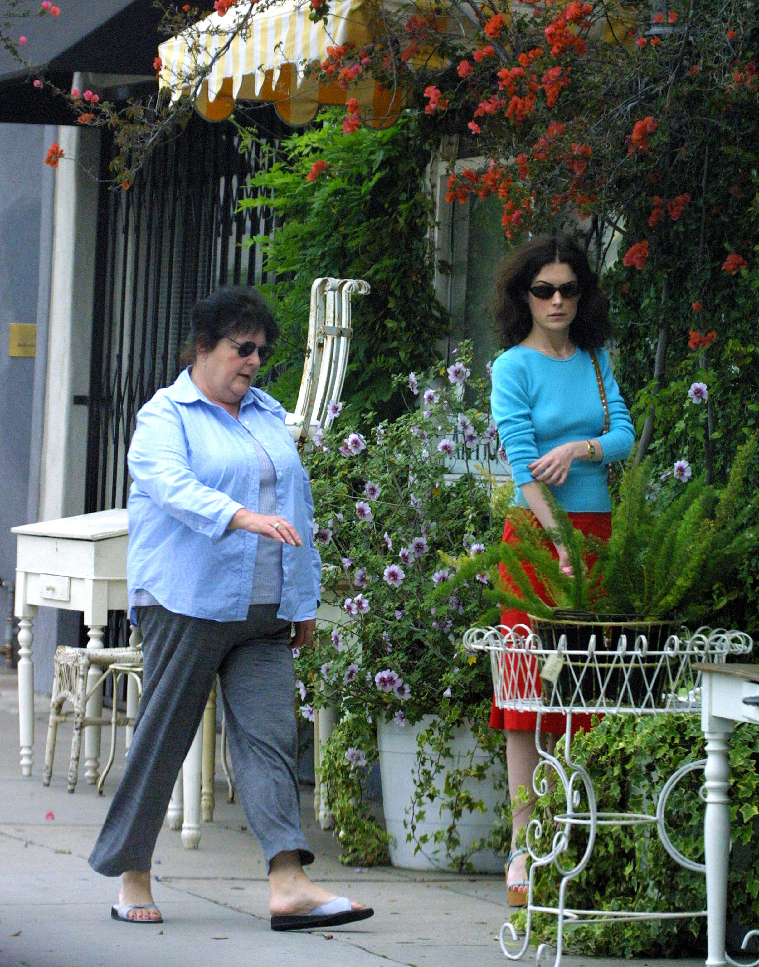 Sally y Lara Flynn Boyle vistas dando un paseo por Los Ángeles | Fuente: Getty Images