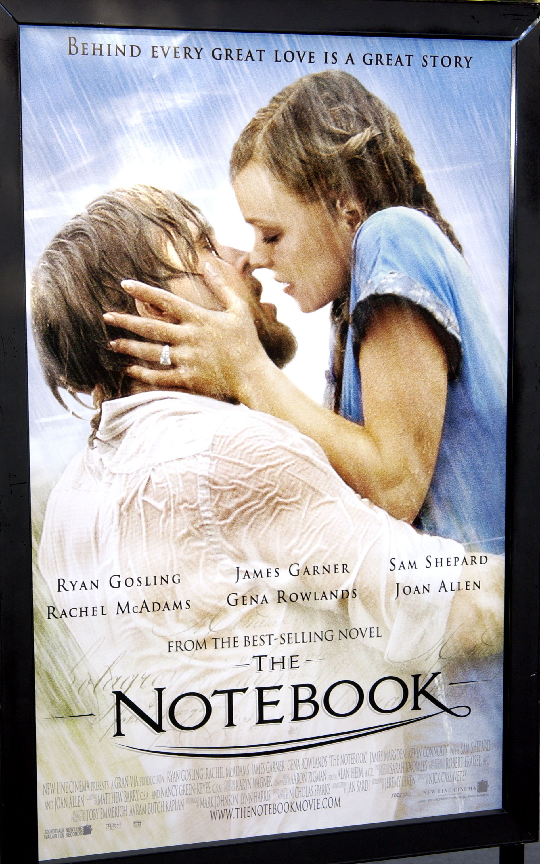 Cartel de la película "The Notebook" durante el estreno en Los Ángeles de la película de New Line Cinema en el Mann Village Theatre de Westwood, California | Fuente: Getty Images