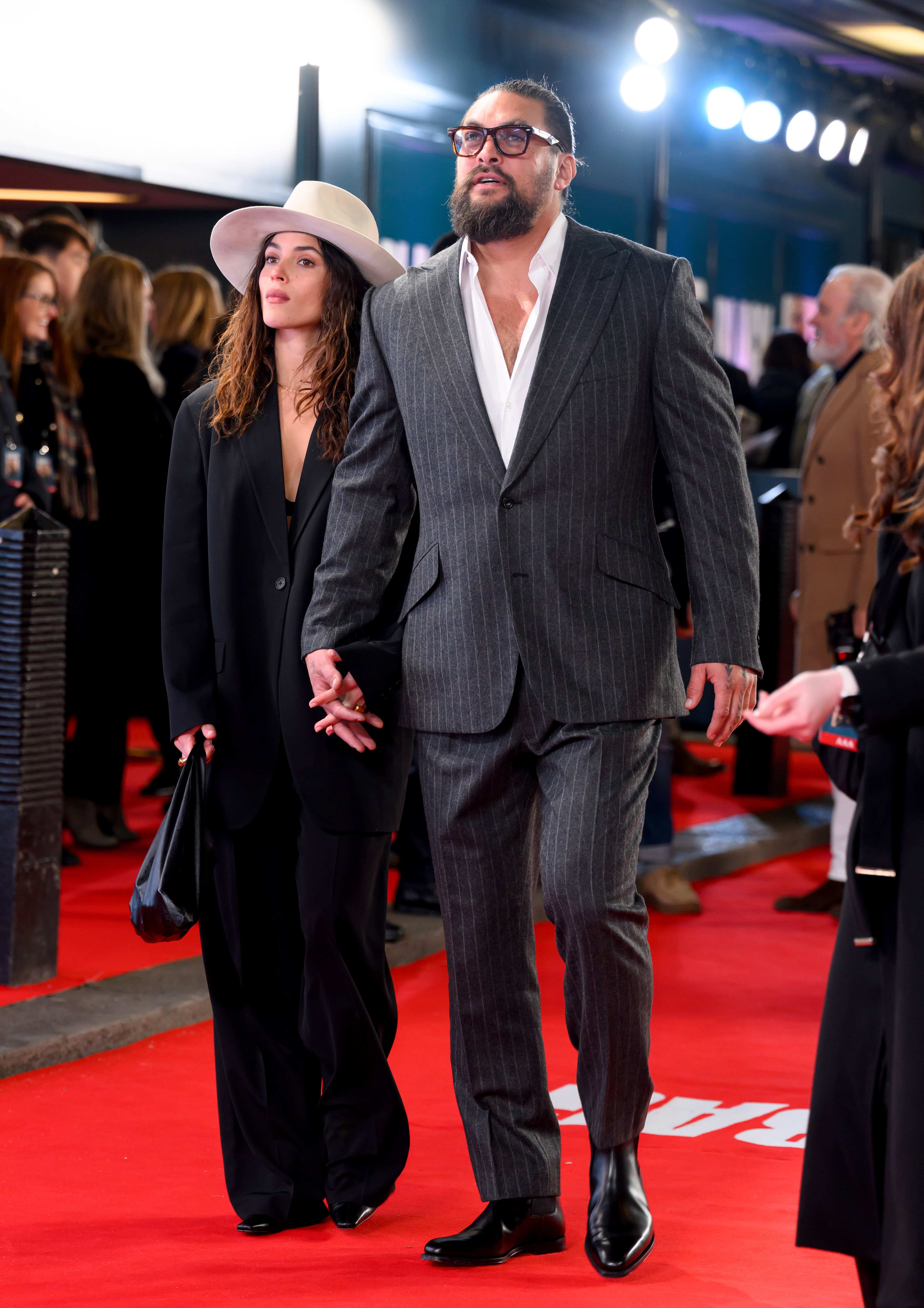 Adria Arjona y Jason Momoa. | Fuente: Getty Images