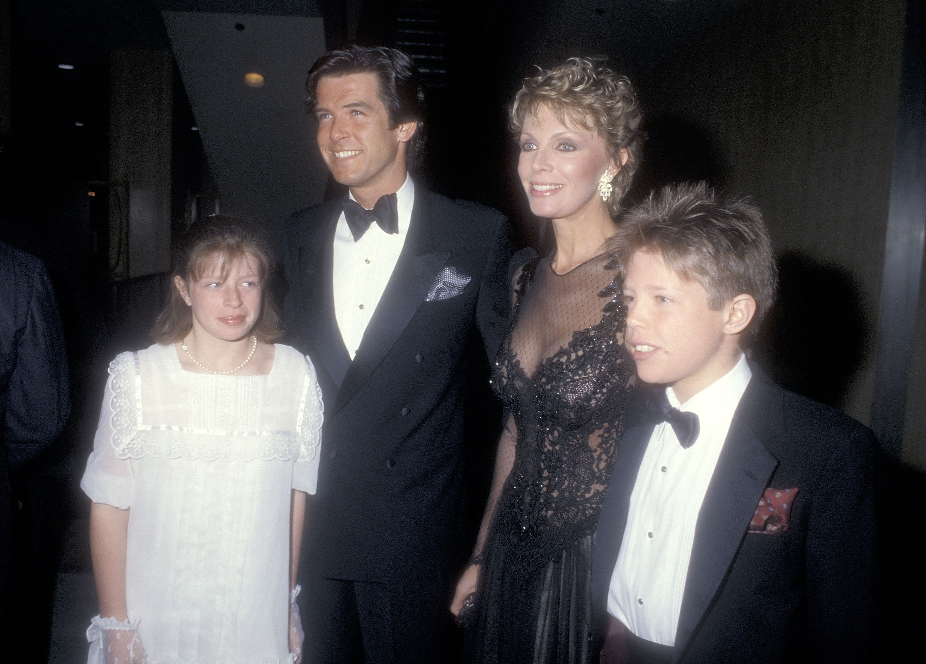 Pierce Brosnan, Cassandra Harris, Charlotte Brosnan y Christopher Brosnan en el estreno de «Cats», el 11 de enero de 1985, en Century City, California | Fuente: Getty Images