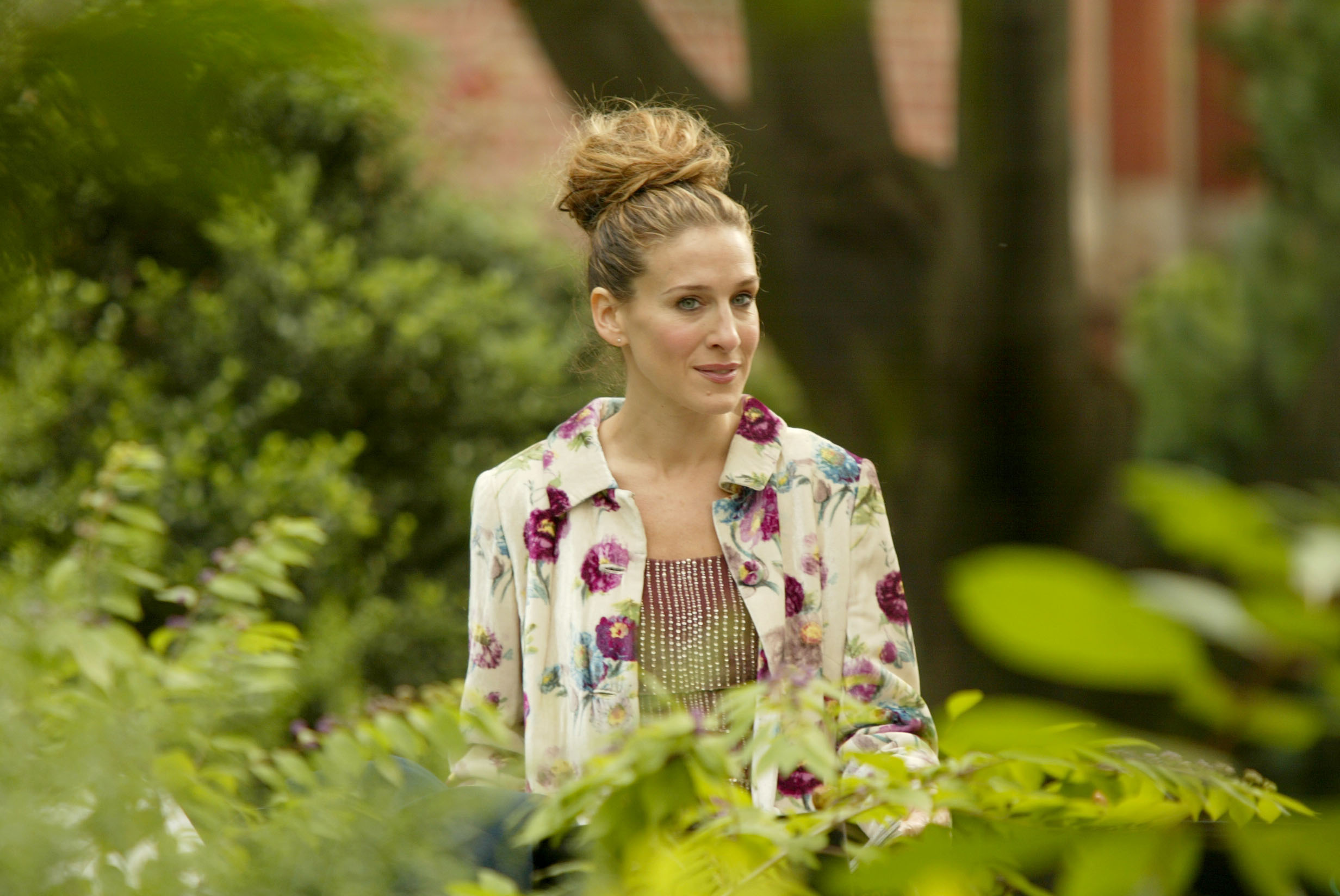 Sarah Jessica Parker, como Carrie Bradshaw, luce un atuendo floral mientras filma "Sex and the City" el 17 de octubre de 2003 en la ciudad de Nueva York, años antes de que el estilo floral de Parker, inspirado en Carrie, robara todas las miradas en la New York City Ballet Fall Fashion Gala de 2026. | Fuente: Getty Images