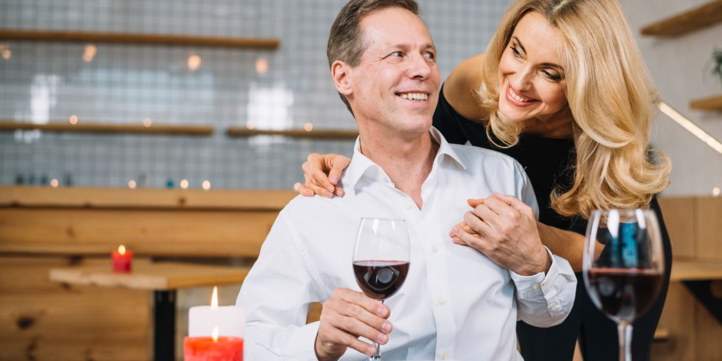 Una pareja disfrutando de una cena romántica | Fuente: Magnific
