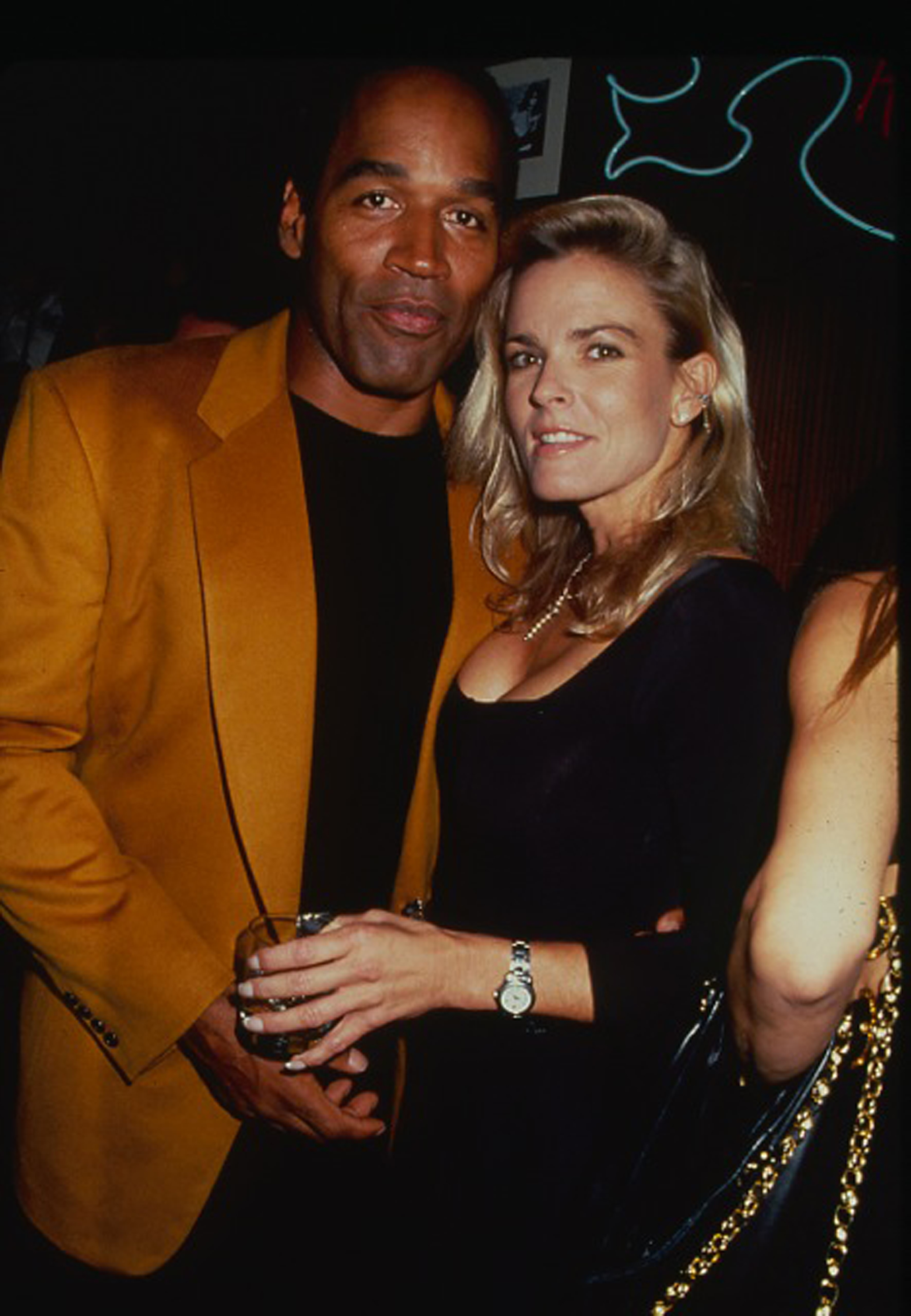 O.J. Simpson y Nicole Brown Simpson en una fiesta en el Harley Davidson Cafe en 1993 en Nueva York | Foto: Getty Images