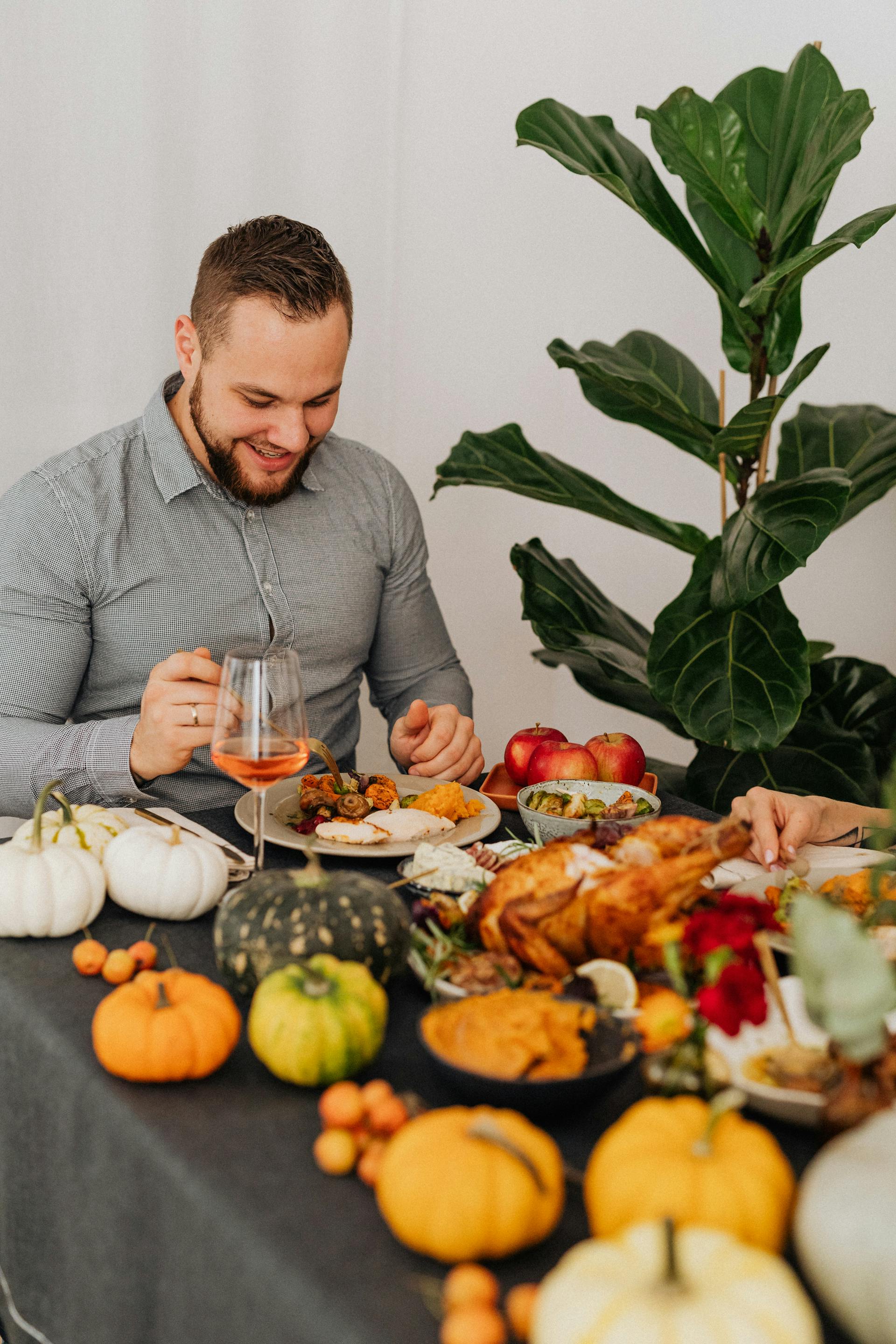 Un hombre disfrutando de su cena | Fuente: Pexels