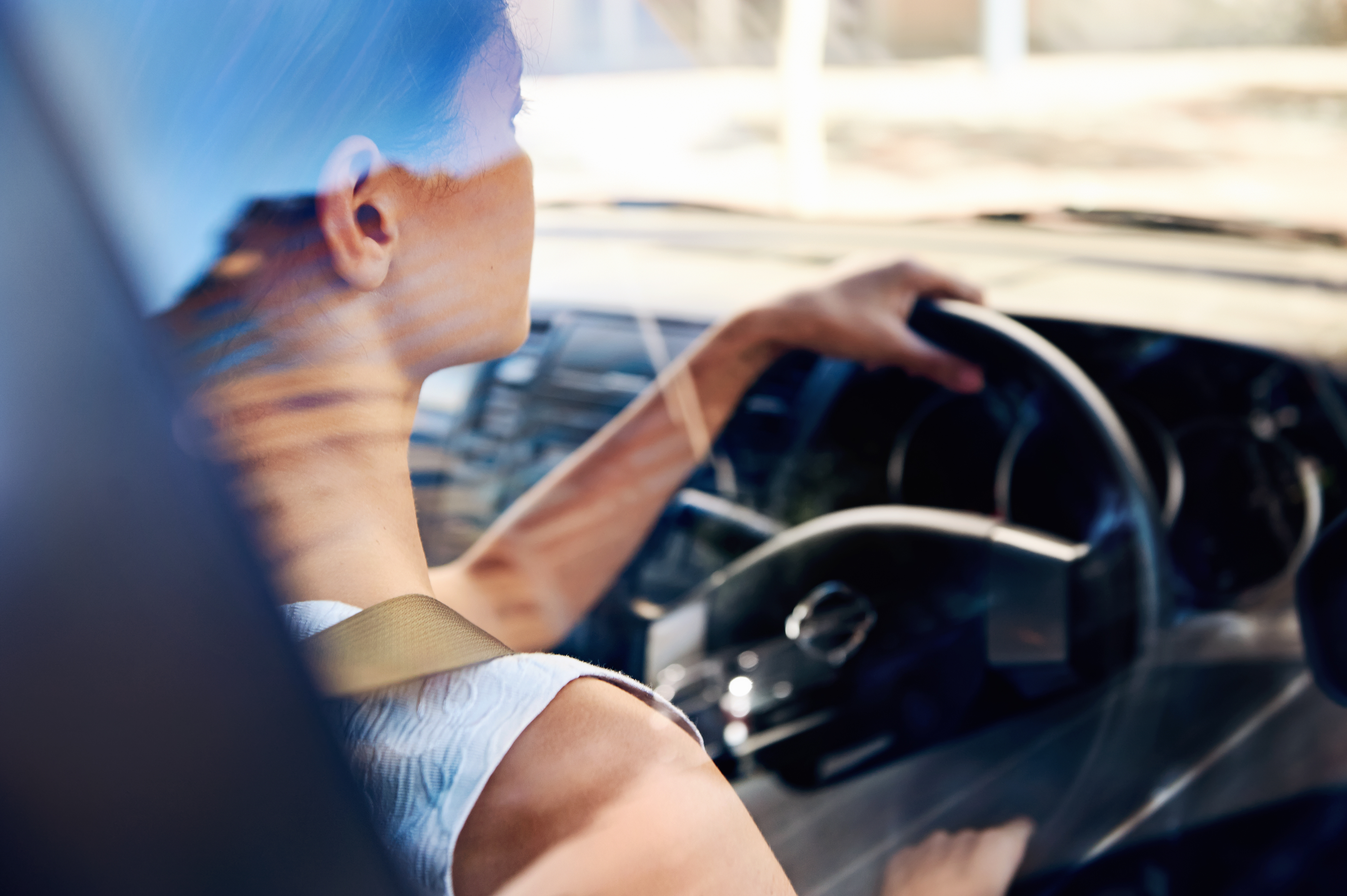 Mujer conduciendo Automóvil por la ciudad. | Fuente: Shutterstock
