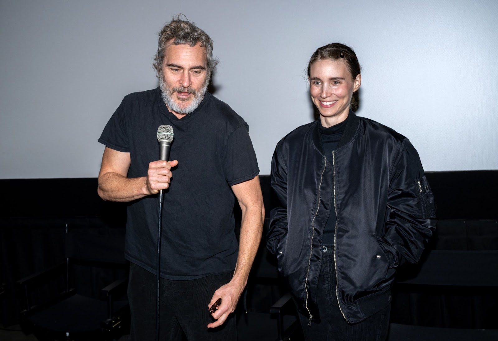 Joaquin Phoenix y Rooney Mara asistieron a una proyección especial de "The Smell Of Money" en Los Ángeles el 14 de octubre de 2023, compartiendo sonrisas y un momento relajado juntos, destacando la calidez y facilidad de su relación | Fuente: Getty Images