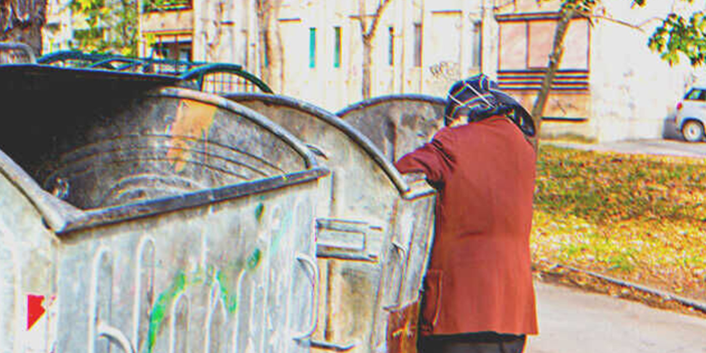 Una mujer revisando un contenedor de basura | Foto: Shutterstock