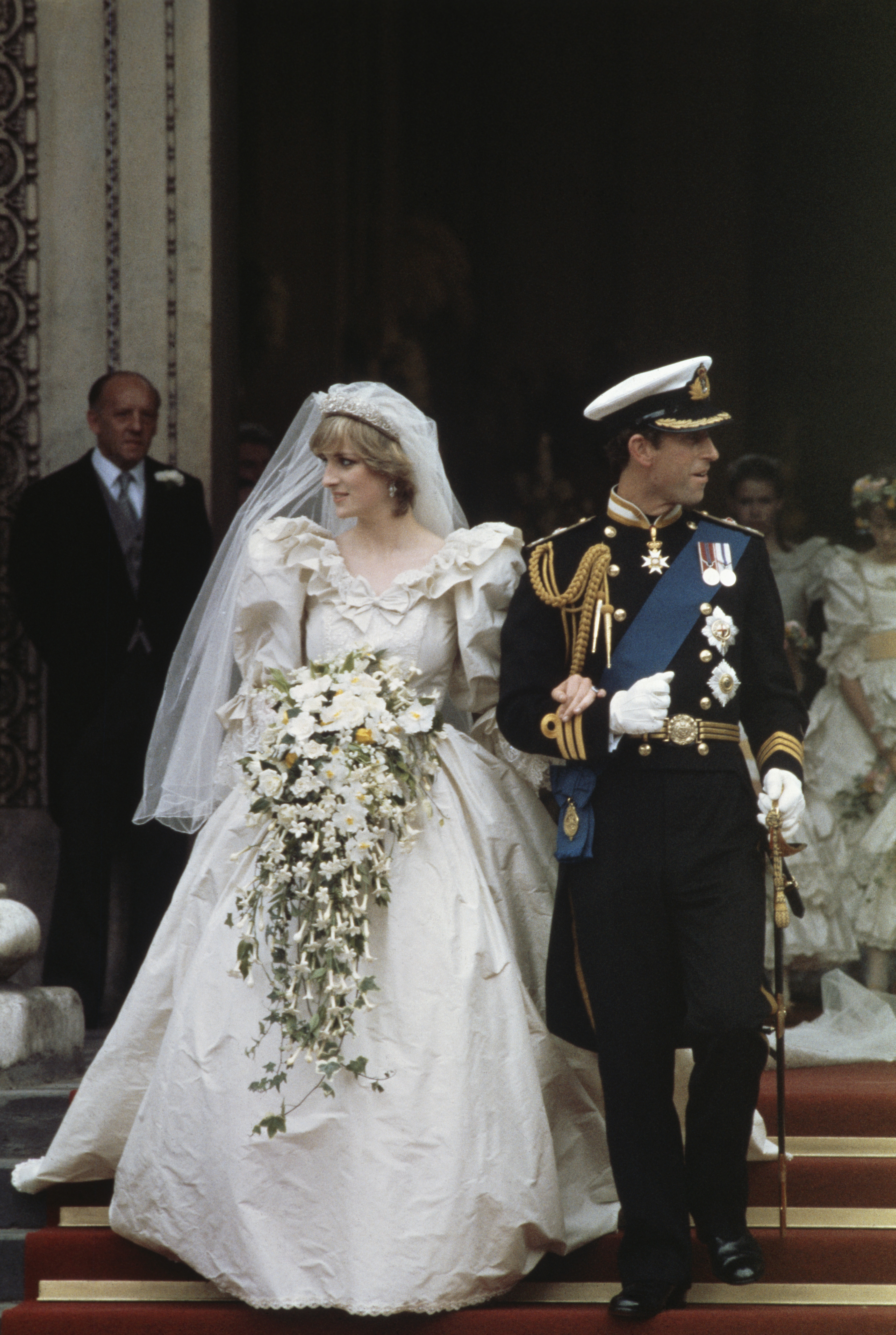 El príncipe Charles y lady Diana Spencer salen de la Catedral de San Pablo el 29 de julio de 1981, en Londres, Inglaterra. | Fuente: Getty Images