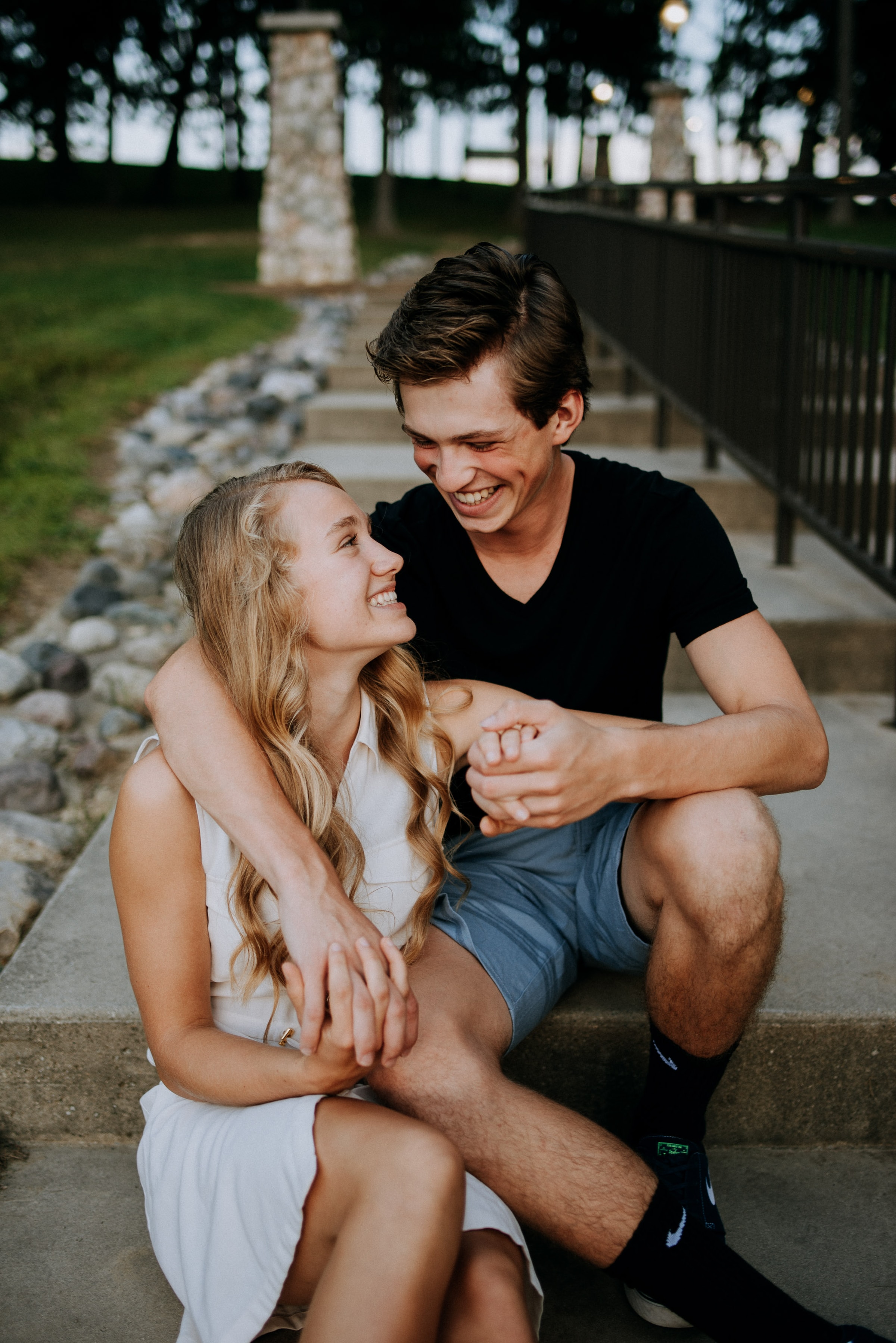 Pareja joven feliz y enamorada | Foto: Unsplash