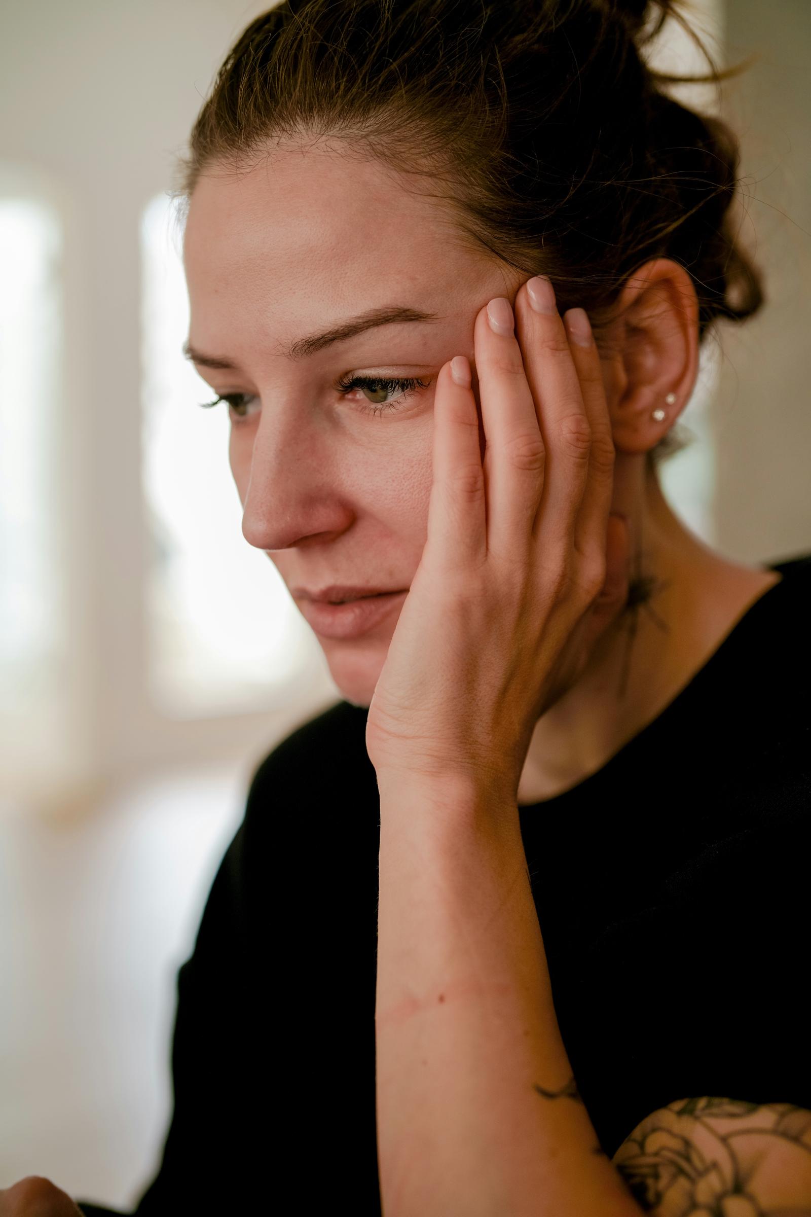 Una mujer perdida en sus pensamientos | Fuente: Unsplash