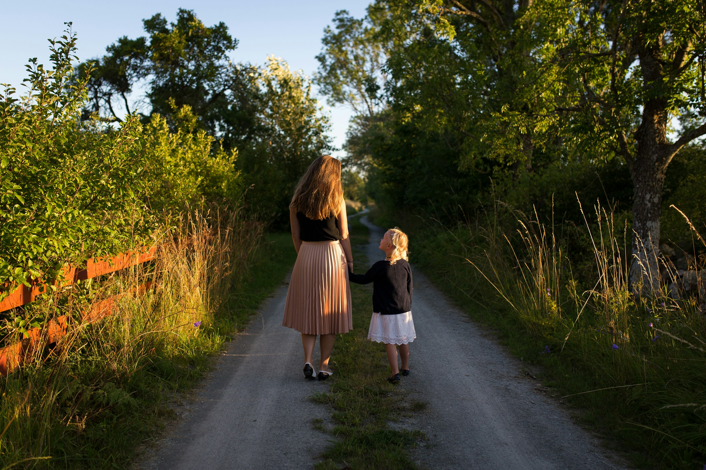 Una mujer con una niña | Fuente: Unsplash