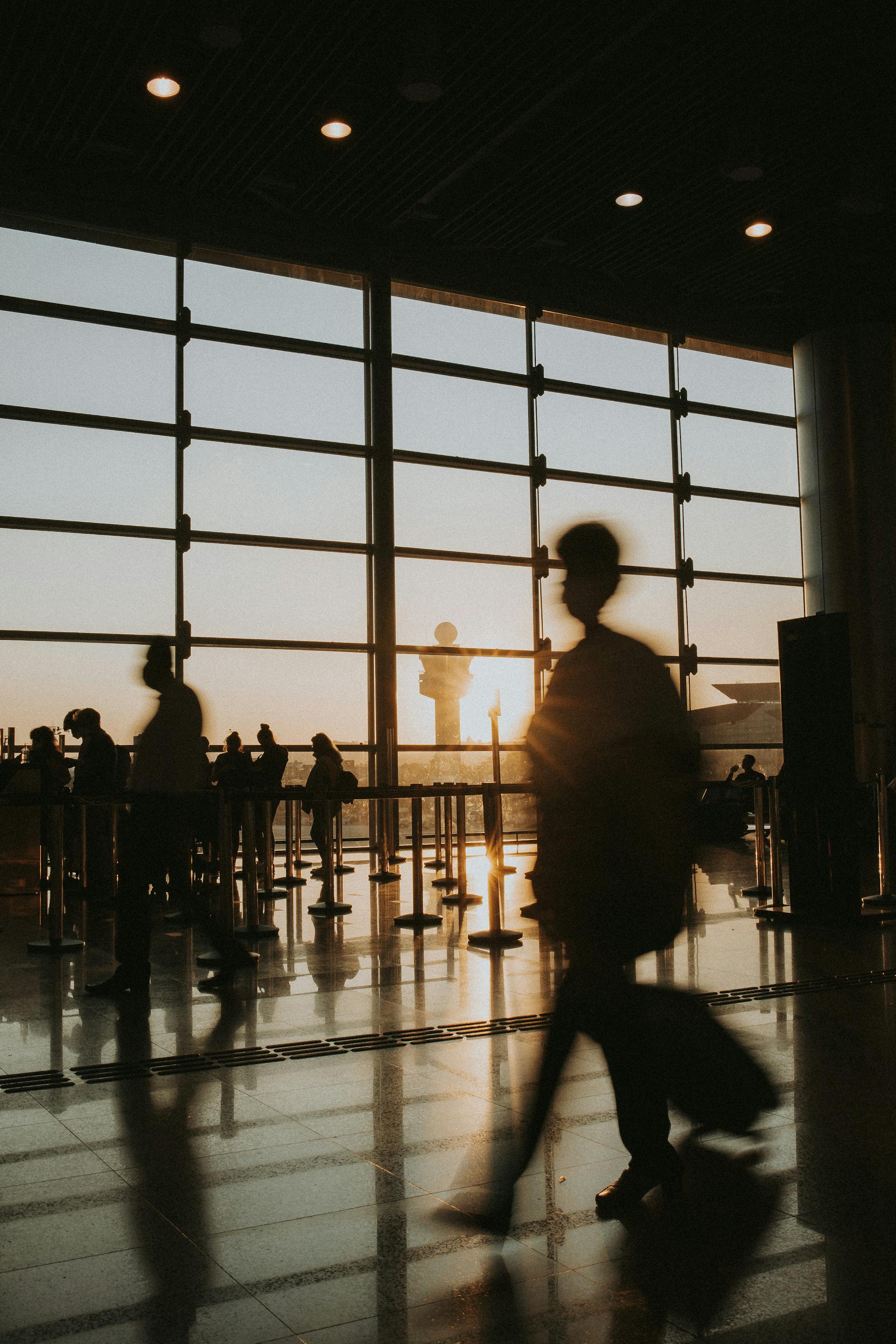 Gente caminando por el interior de un aeropuerto | Fuente: Pexels