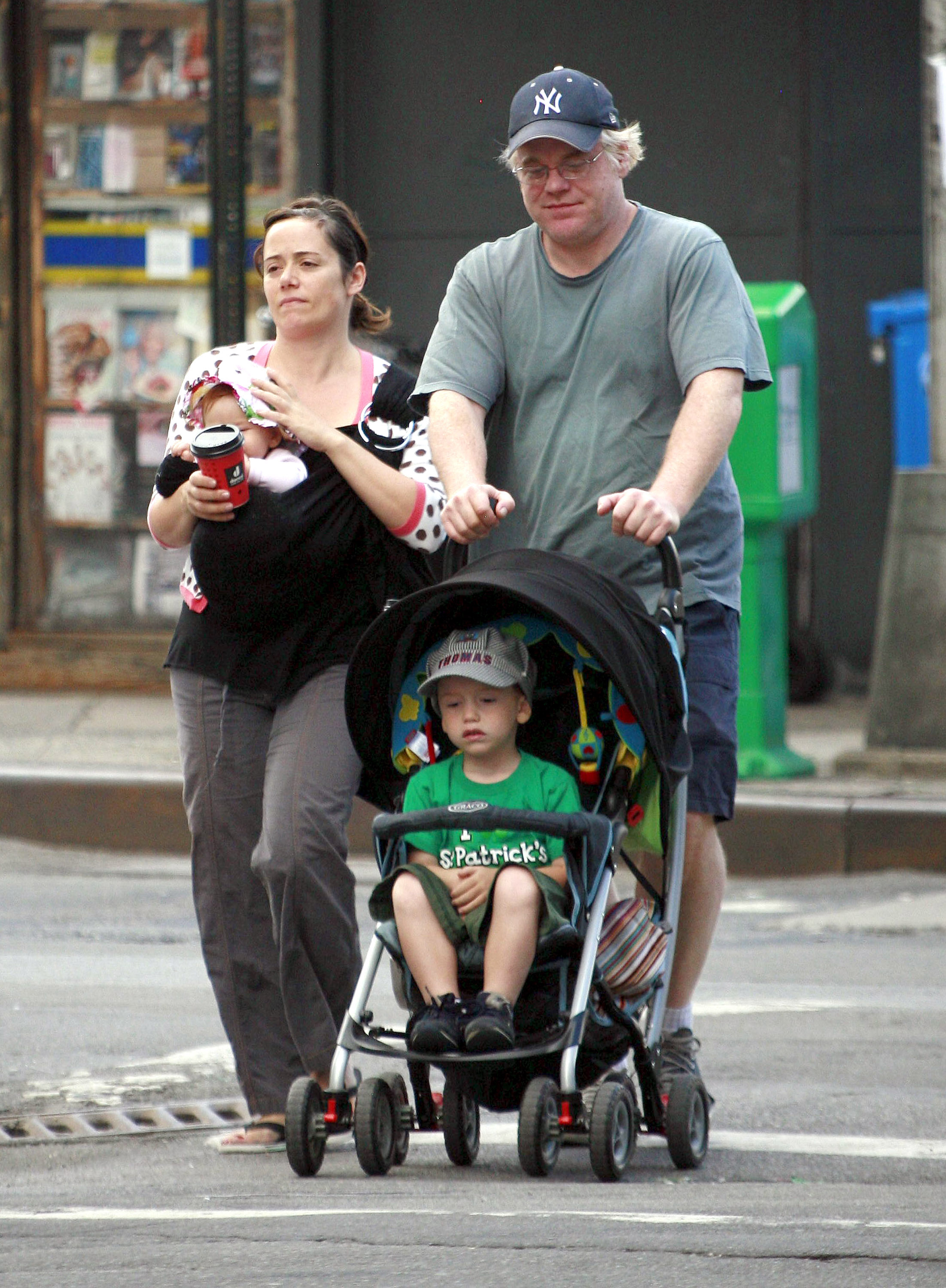 Philip Seymour Hoffman con sus dos hijos y su novia Mimi O'Donnell vistos paseando por el West Village de Nueva York el 1 de julio de 2007 | Fuente: Getty Images