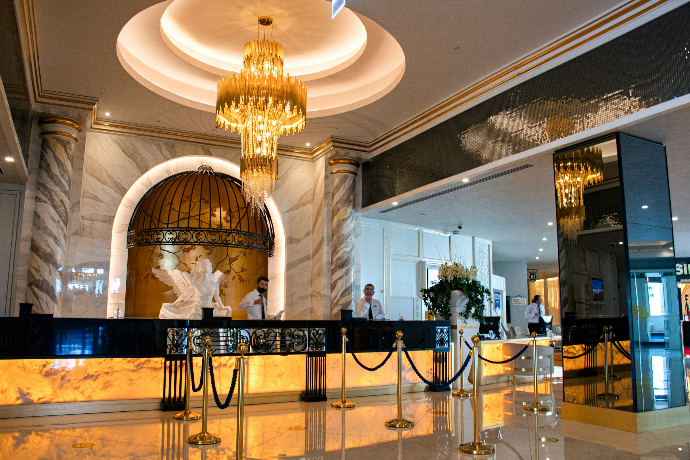 El vestíbulo de un hotel de lujo | Fuente: Unsplash