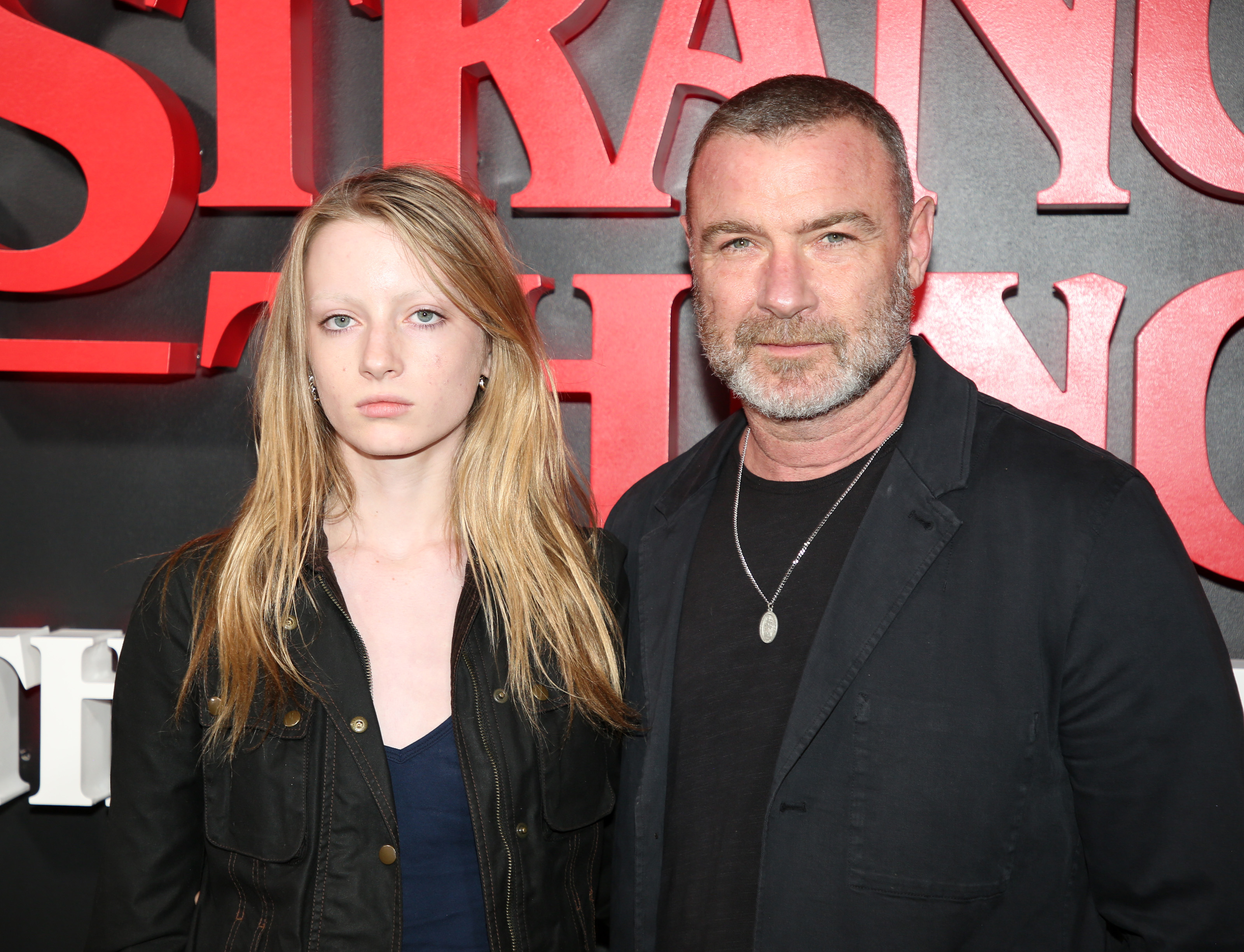 Kai y Liev Schreiber posan en la noche de estreno de la nueva obra "Stranger Things: The First Shadow" en Broadway el 22 de abril de 2025 | Fuente: Getty Images