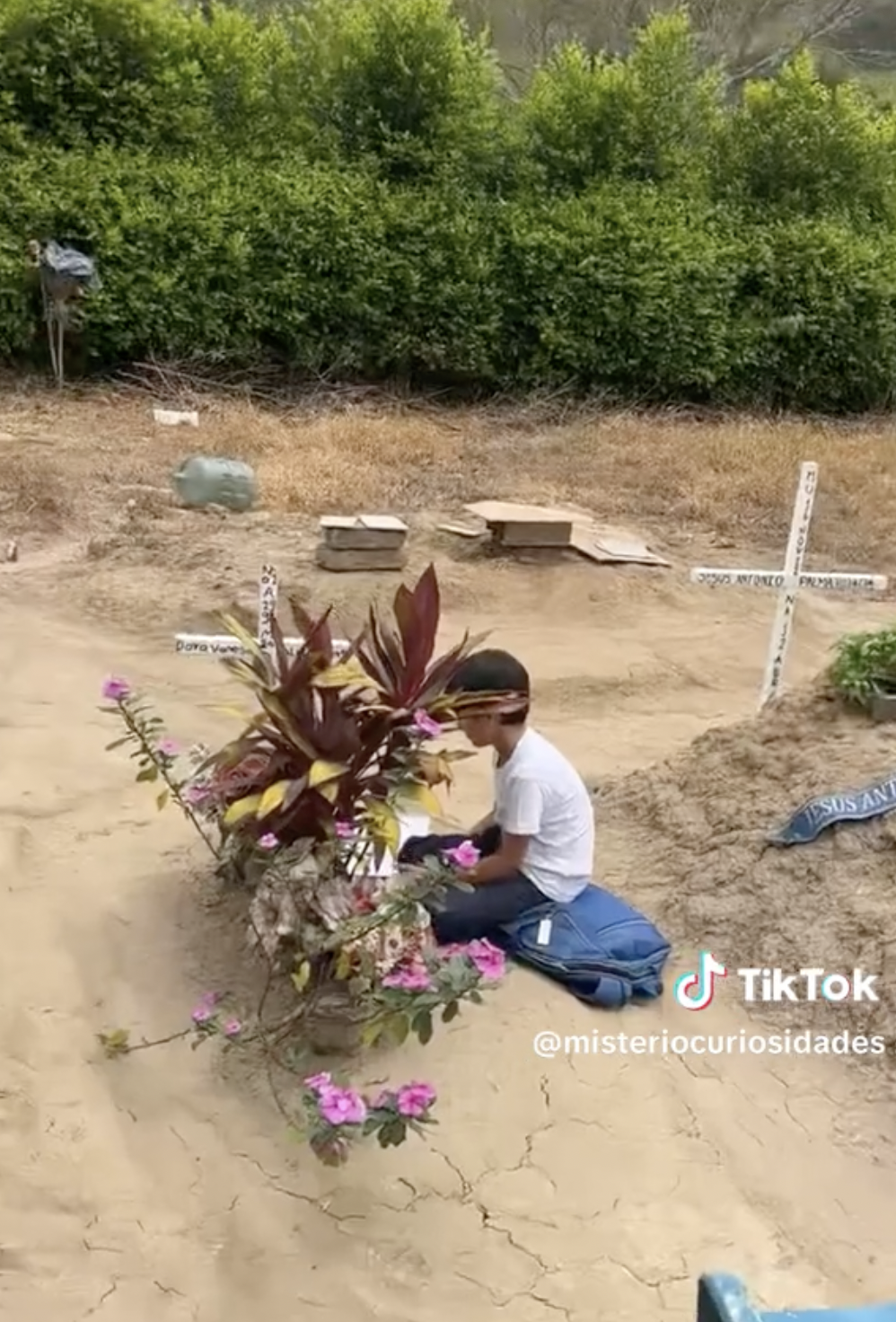 Kike en la tumba de su madre | Foto: tiktok.com/@misteriocuriosidades