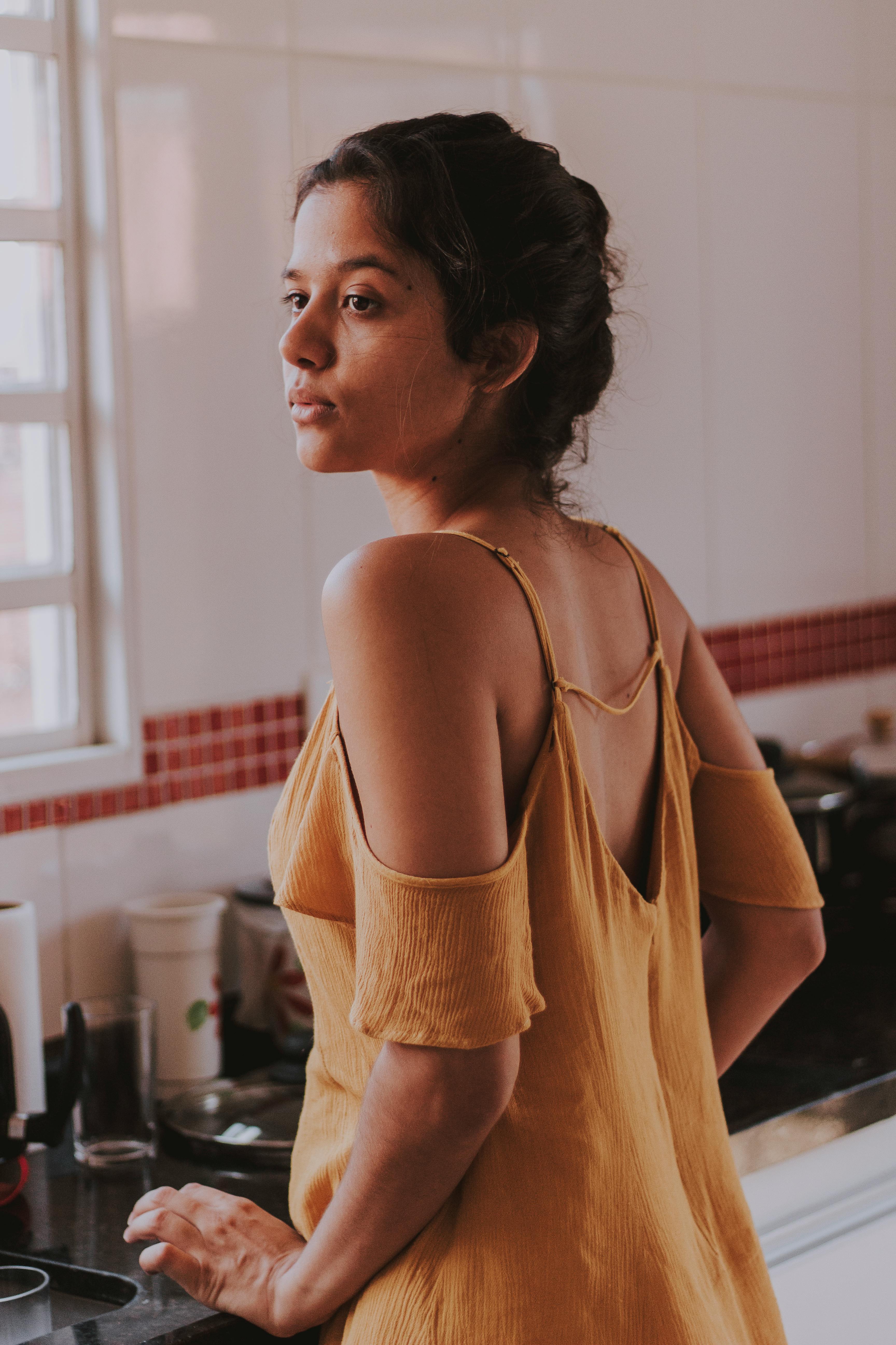Mujer molesta en la cocina | Foto: Pexels