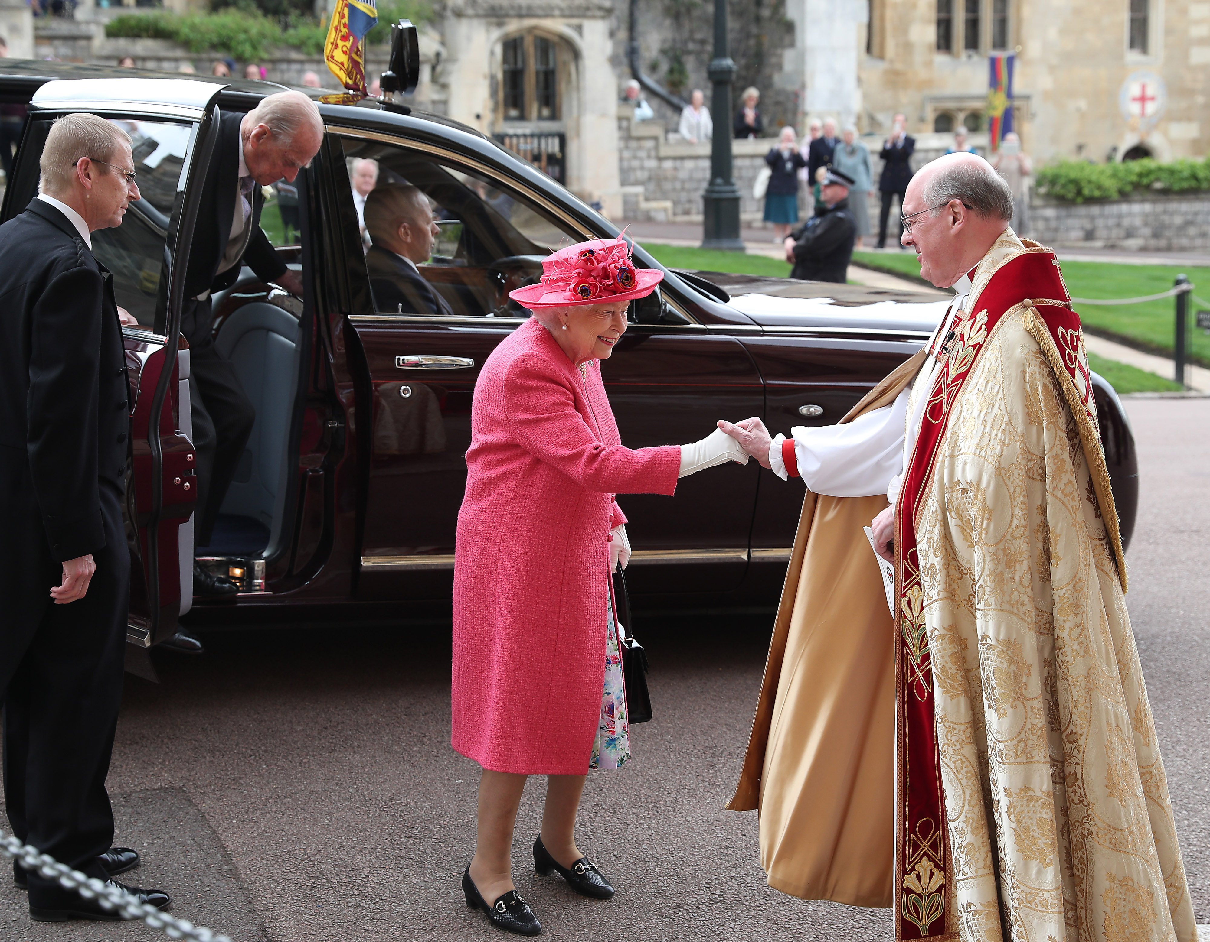 La Reina Elizabeth II y su esposo llegando a la capilla San Jorge en el castillo de Windsor. | Imagen: Getty Images