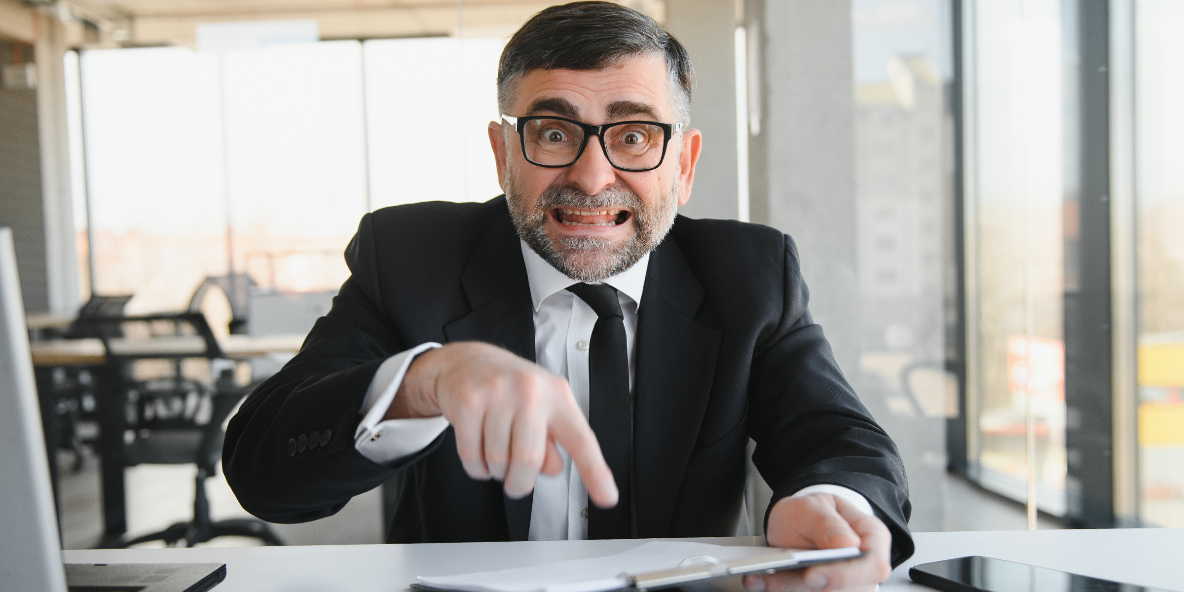 Jefe enfadado en su despacho | Fuente: Shutterstock